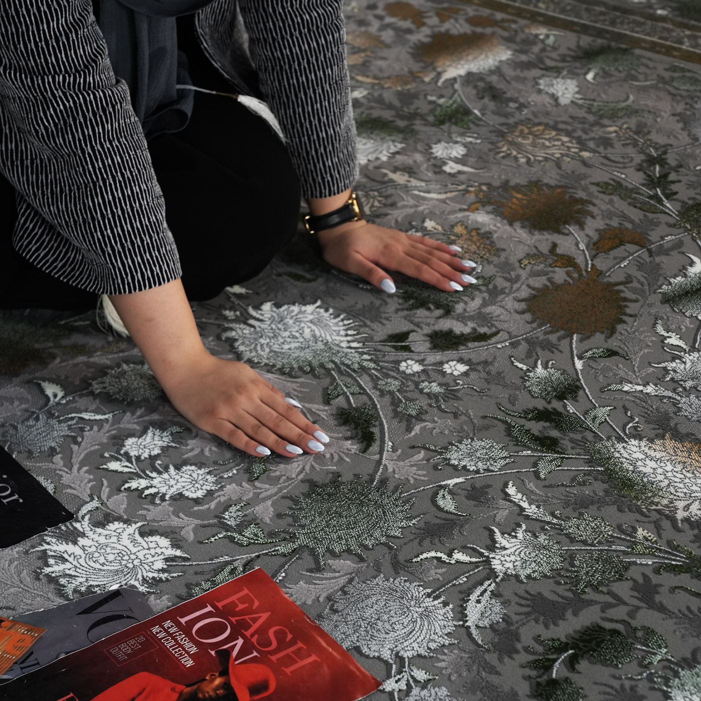 فرش ماشینی 1200 شانه تراکم 3600 گل برجسته طرح افشان شاهکار فیلی