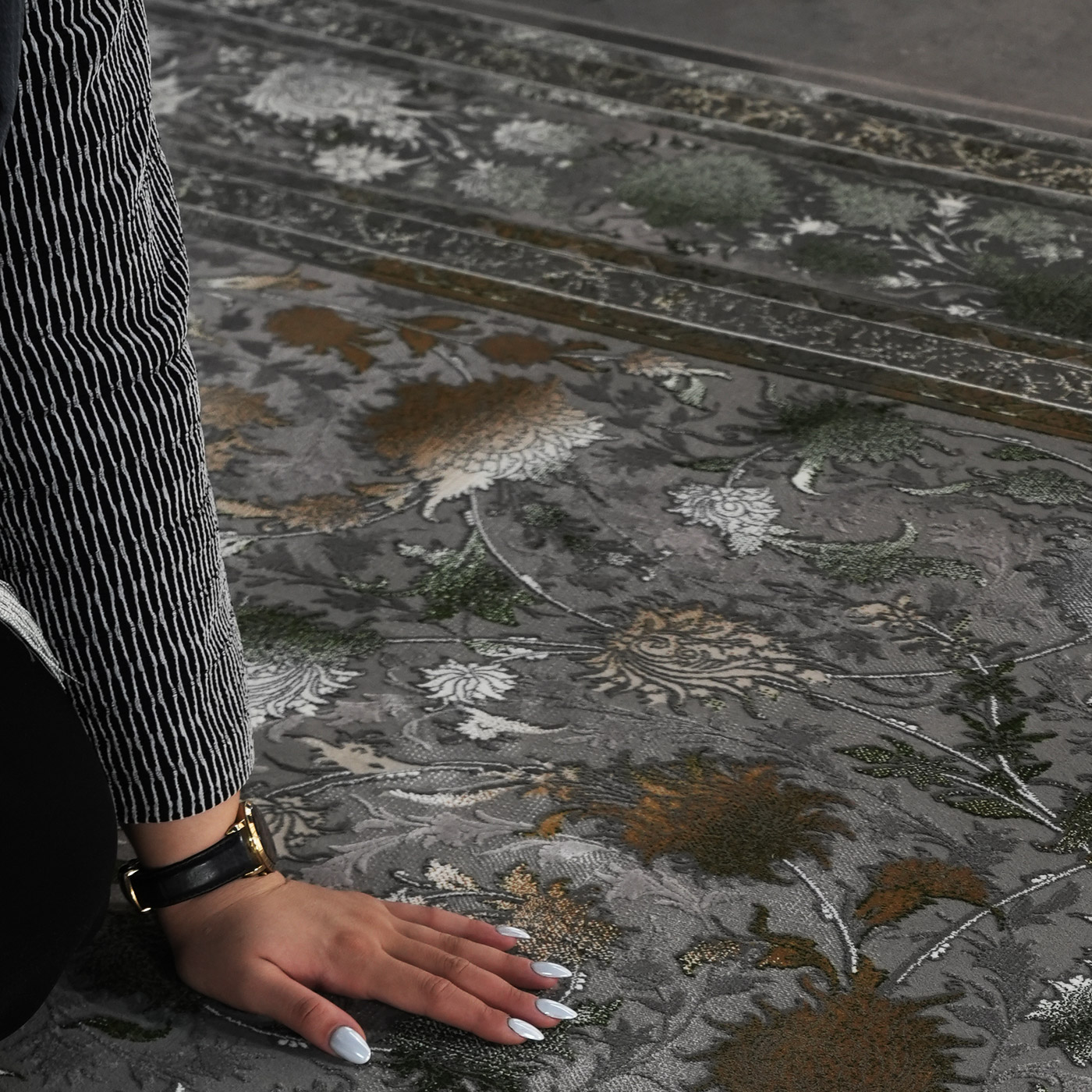 فرش ماشینی 1200 شانه تراکم 3600 گل برجسته طرح افشان شاهکار فیلی