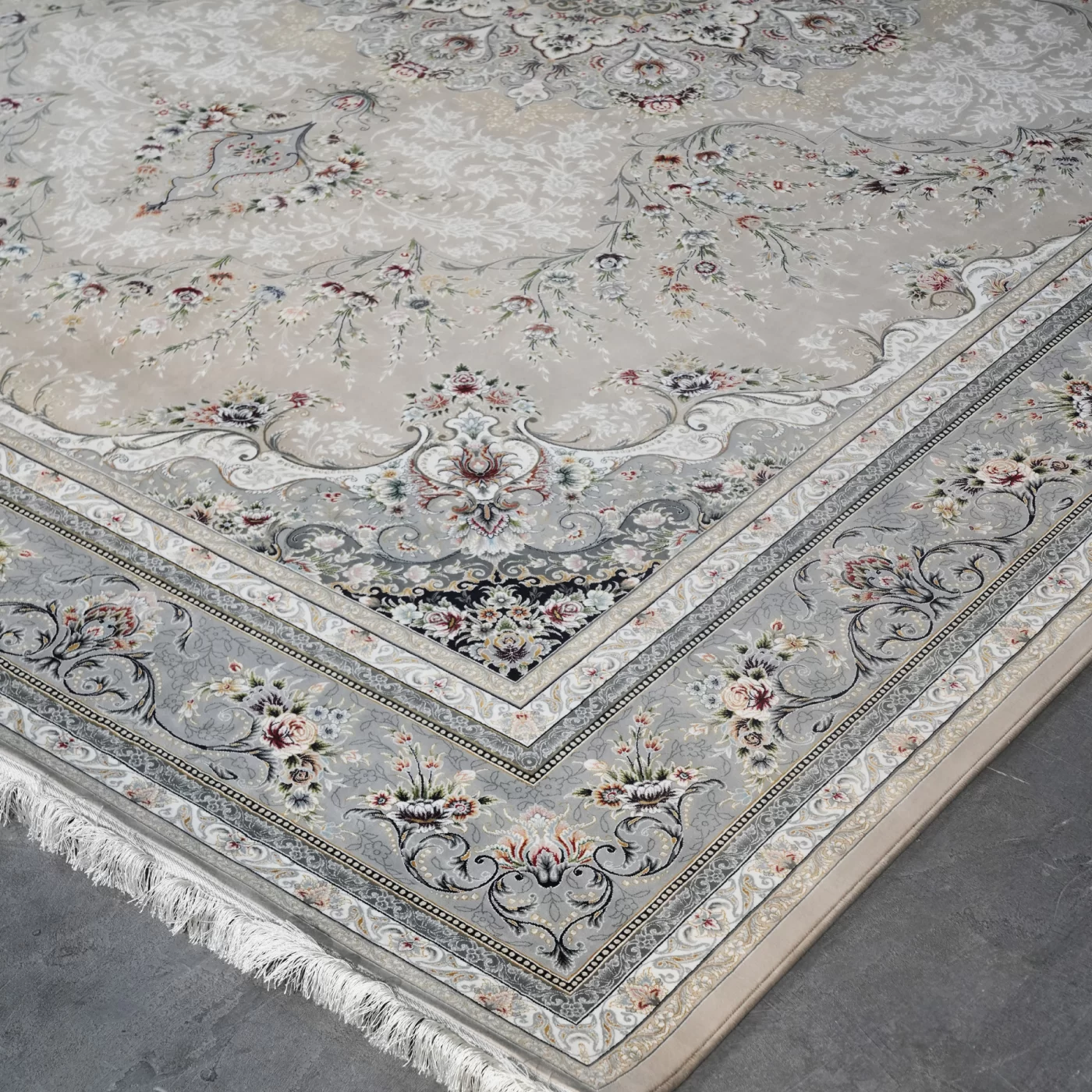 فرش ماشینی 1200 شانه تراکم 3600 گل برجسته طرح آراد بژ