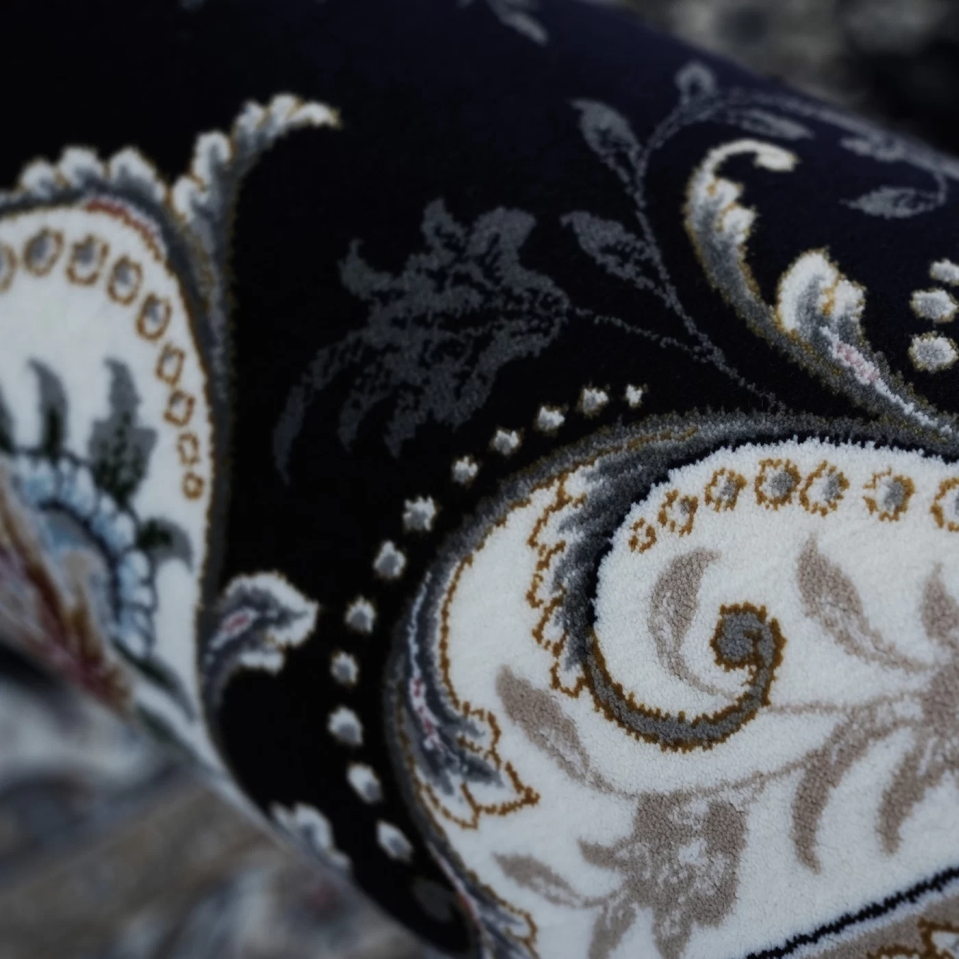 فرش ماشینی 1200 شانه تراکم 3600 گل برجسته طرح آراد سرمه ای