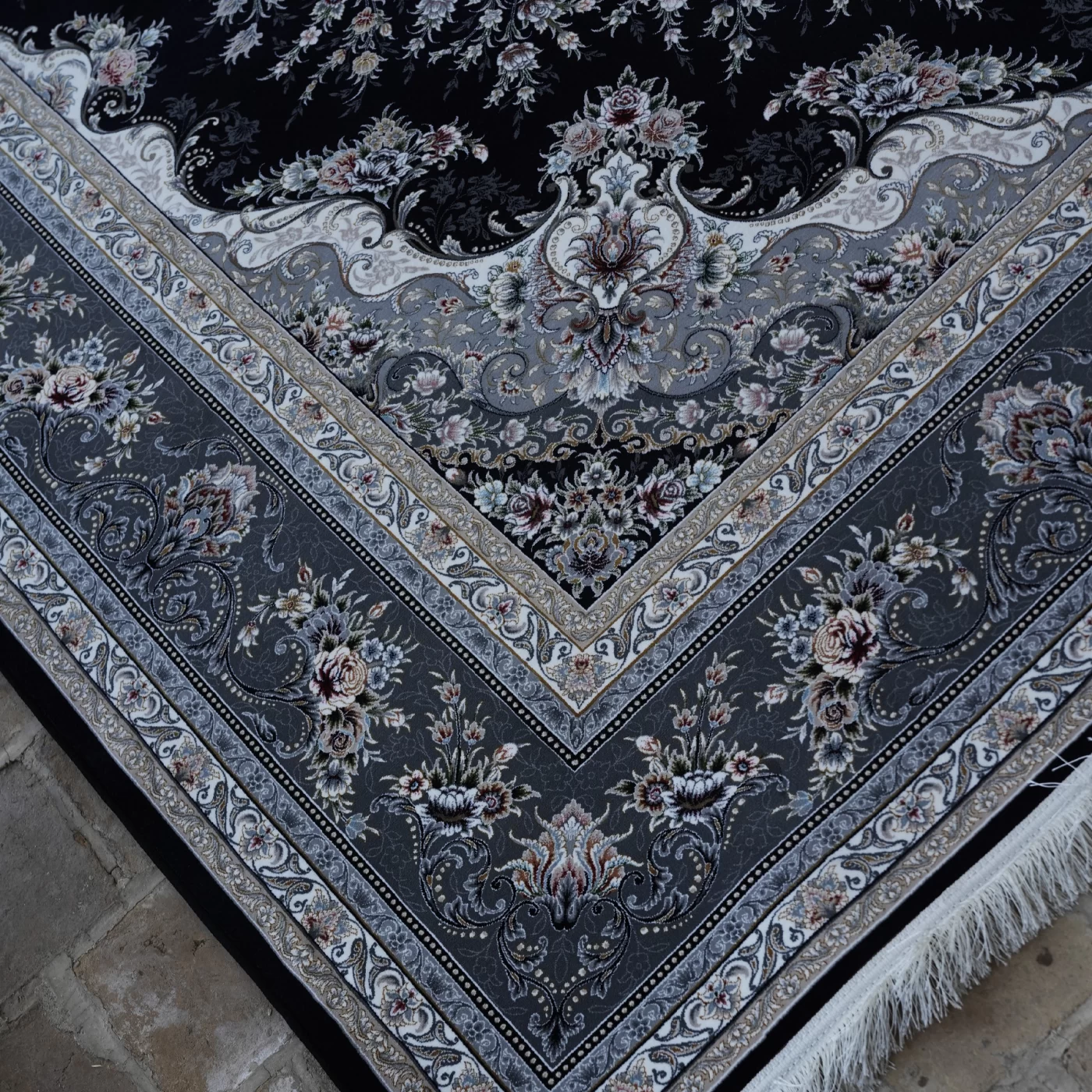 فرش ماشینی 1200 شانه تراکم 3600 گل برجسته طرح آراد سرمه ای