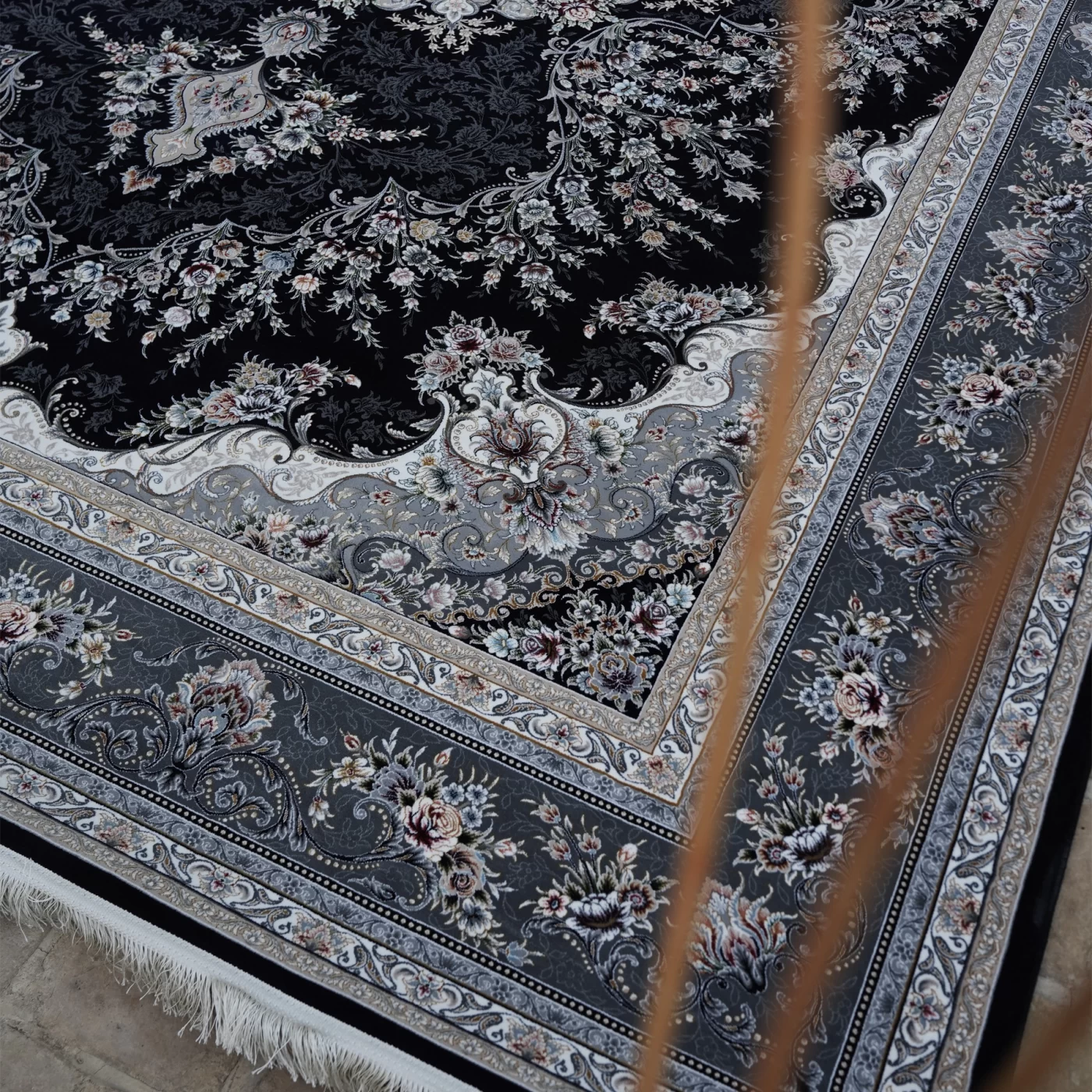 فرش ماشینی 1200 شانه تراکم 3600 گل برجسته طرح آراد سرمه ای