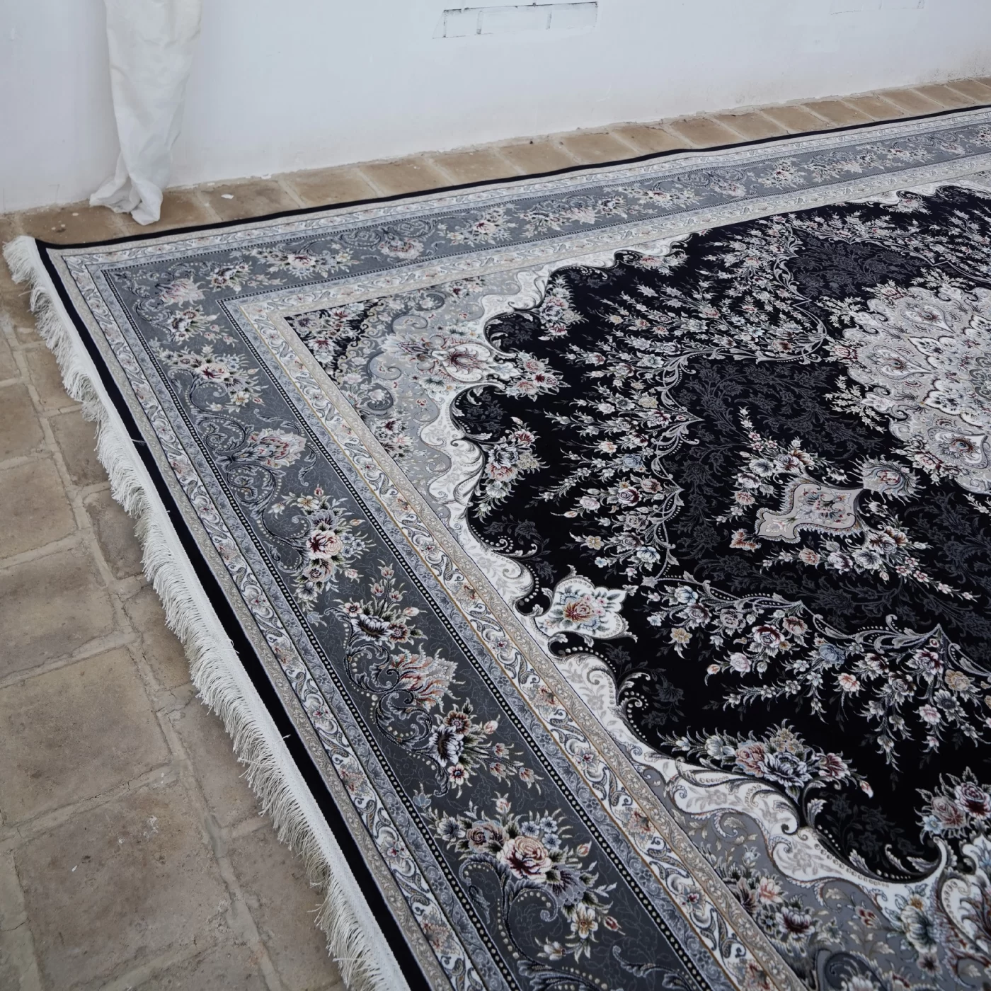 فرش ماشینی 1200 شانه تراکم 3600 گل برجسته طرح آراد سرمه ای