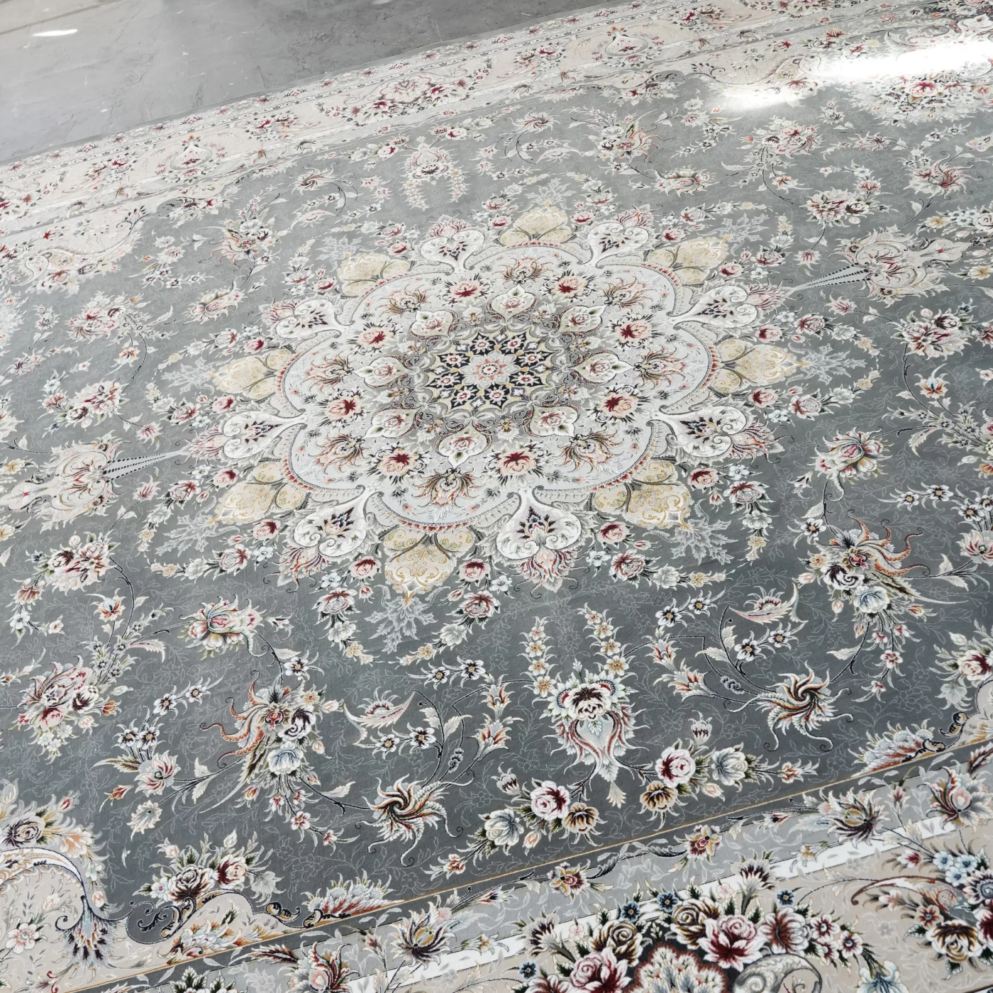 فرش ماشینی 1200 شانه تراکم 3600 گل برجسته طرح آذین دلفینی