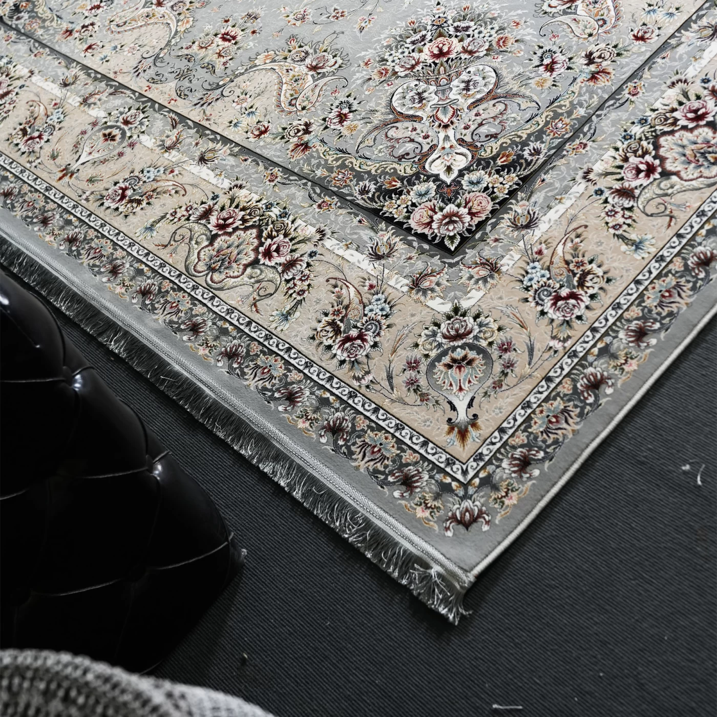 فرش ماشینی 1200 شانه تراکم 3600 گل برجسته طرح آذین نقره ای