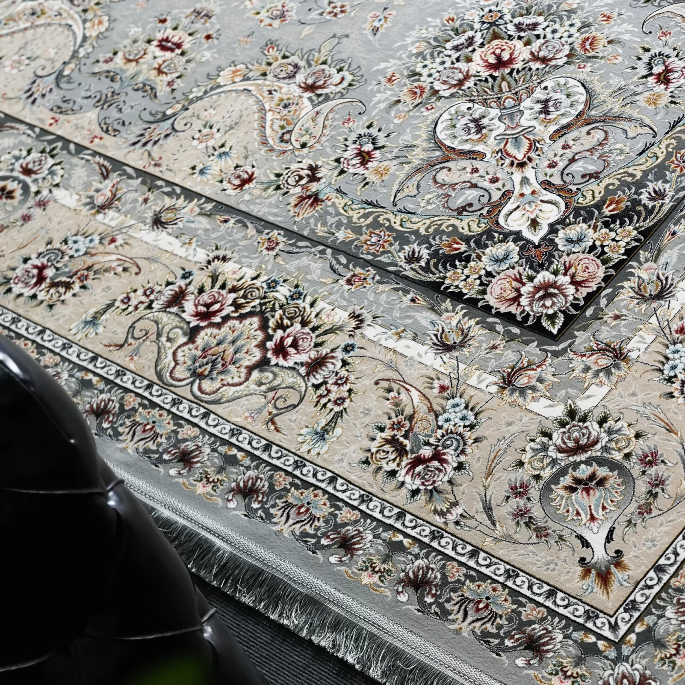 فرش ماشینی 1200 شانه تراکم 3600 گل برجسته طرح آذین نقره ای