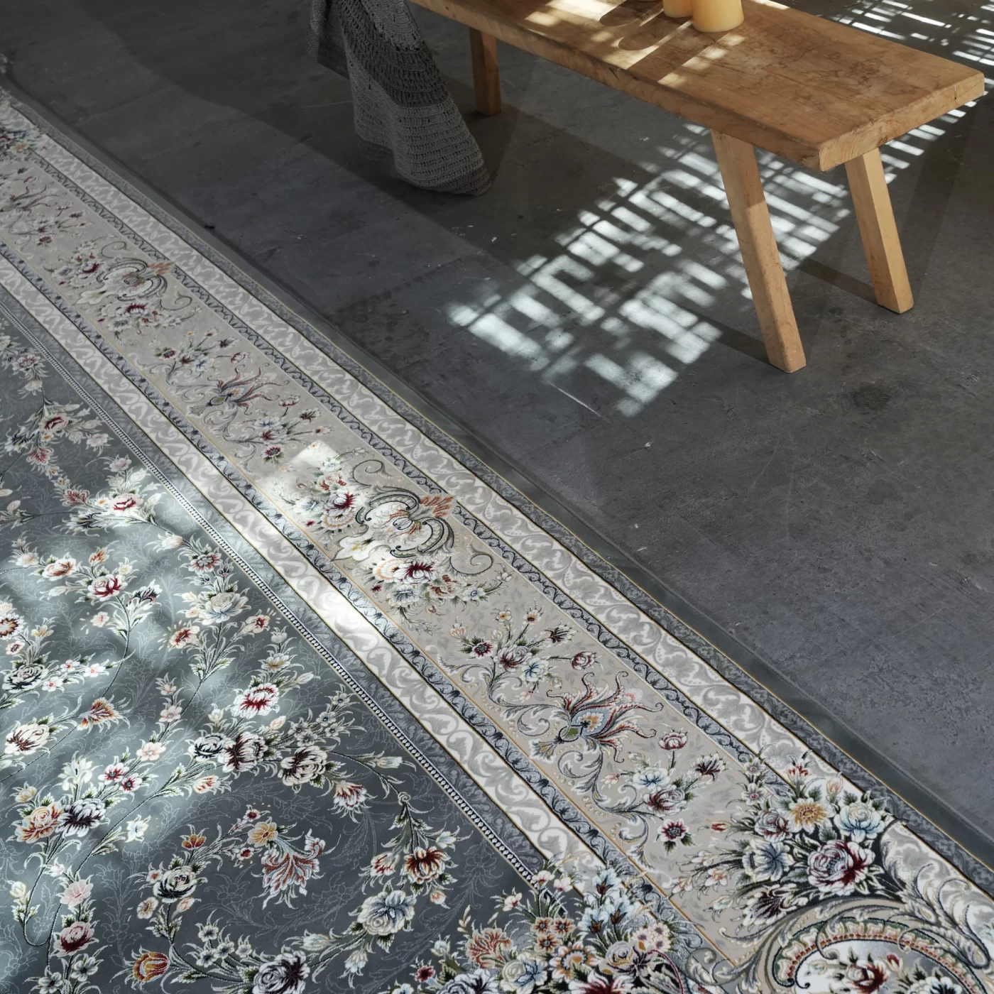 فرش ماشینی 1200 شانه تراکم 3600 گل برجسته طرح باغ گل نقره ای