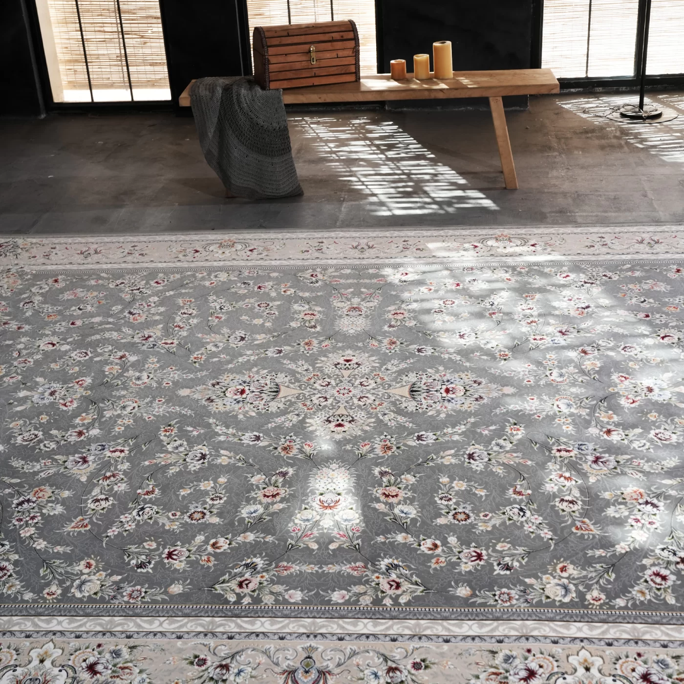 فرش ماشینی 1200 شانه تراکم 3600 گل برجسته طرح باغ گل نقره ای