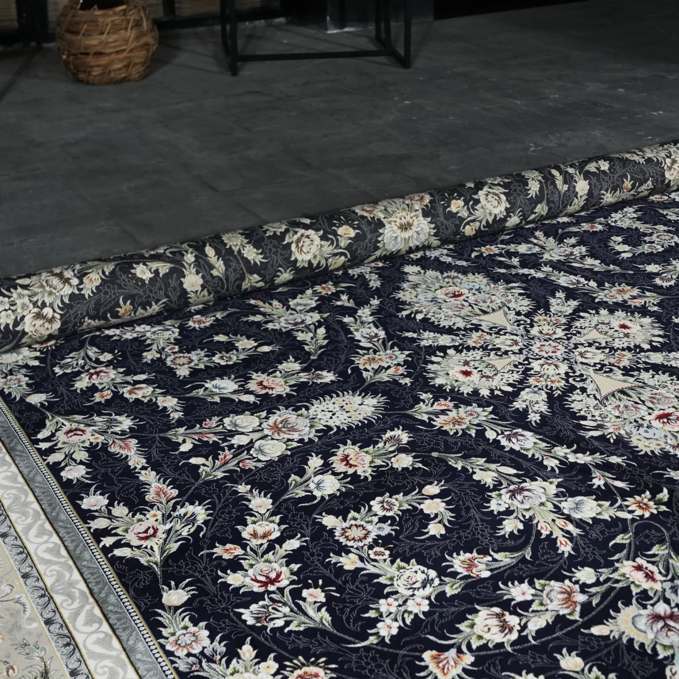 فرش ماشینی 1200 شانه تراکم 3600 گل برجسته طرح باغ گل سرمه ای