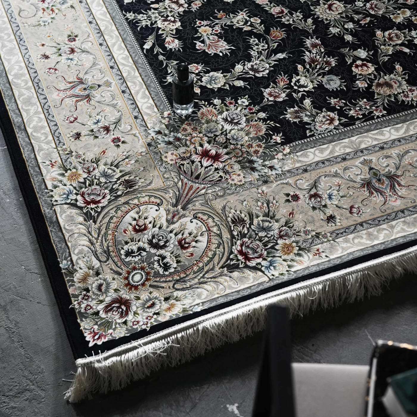 فرش ماشینی 1200 شانه تراکم 3600 گل برجسته طرح باغ گل سرمه ای