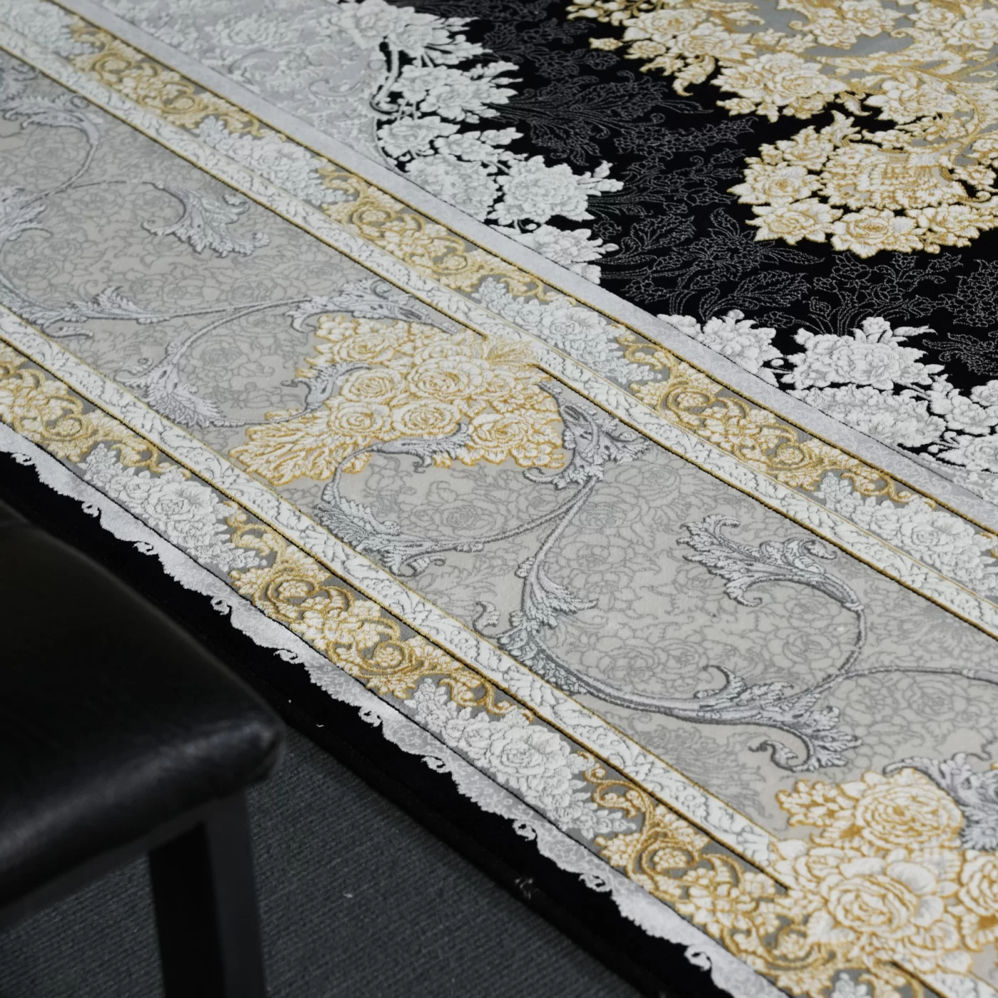 فرش ماشینی 1200 شانه تراکم 3600 گل برجسته طرح باغ رز سرمه ای