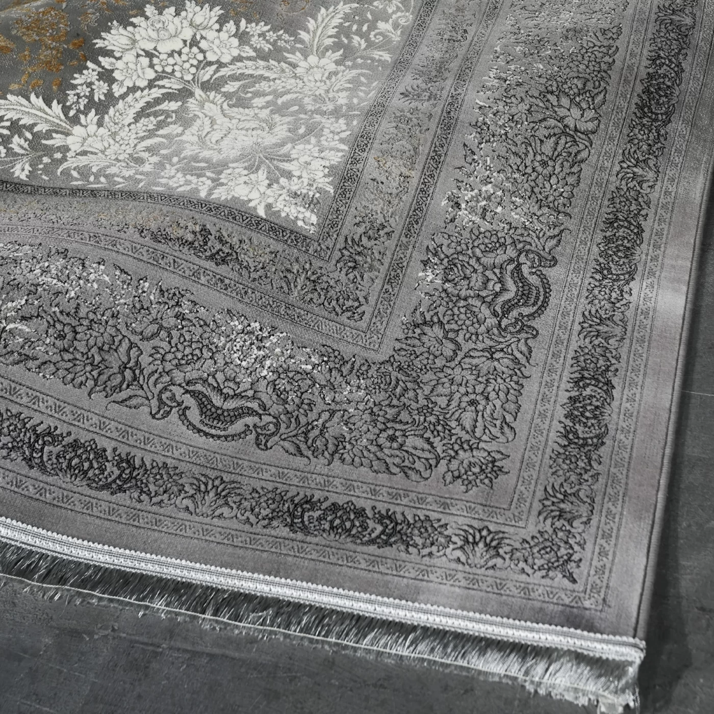 فرش ماشینی 1200 شانه تراکم 3600 گل برجسته طرح اریکا نقره ای