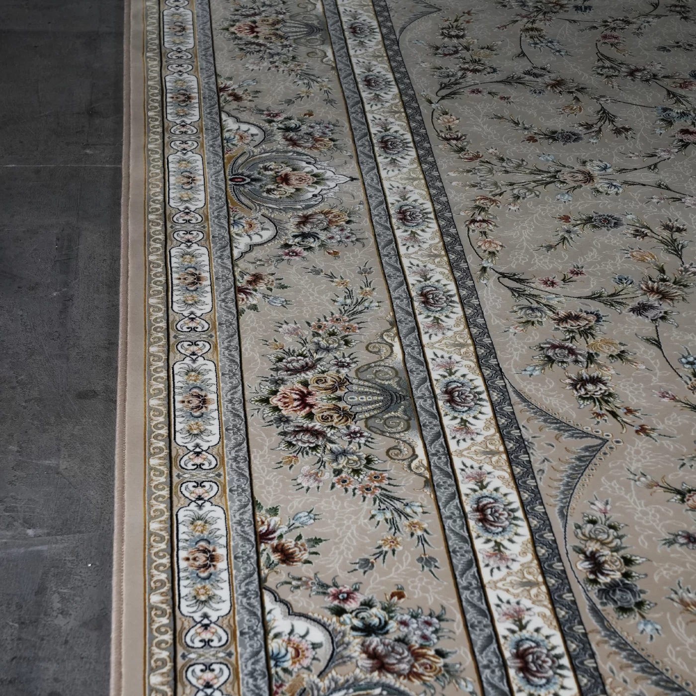 فرش ماشینی 1200 شانه تراکم 3600 گل برجسته طرح فرنوش بژ