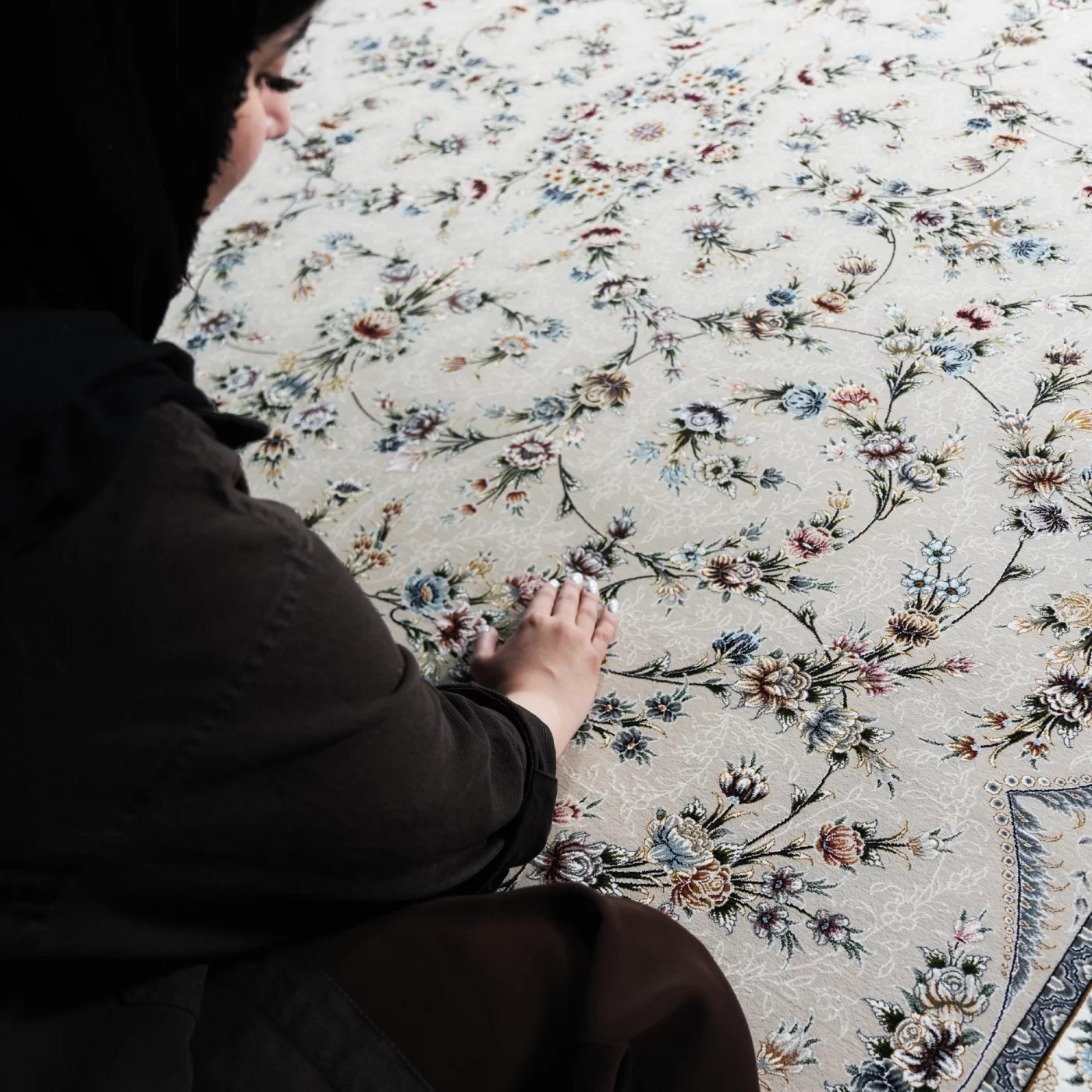 فرش ماشینی 1200 شانه تراکم 3600 گل برجسته طرح فرنوش بژ