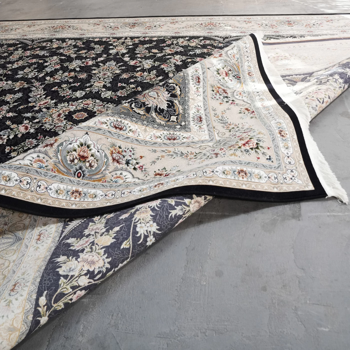 فرش ماشینی 1200 شانه تراکم 3600 گل برجسته طرح فرنوش سرمه ای