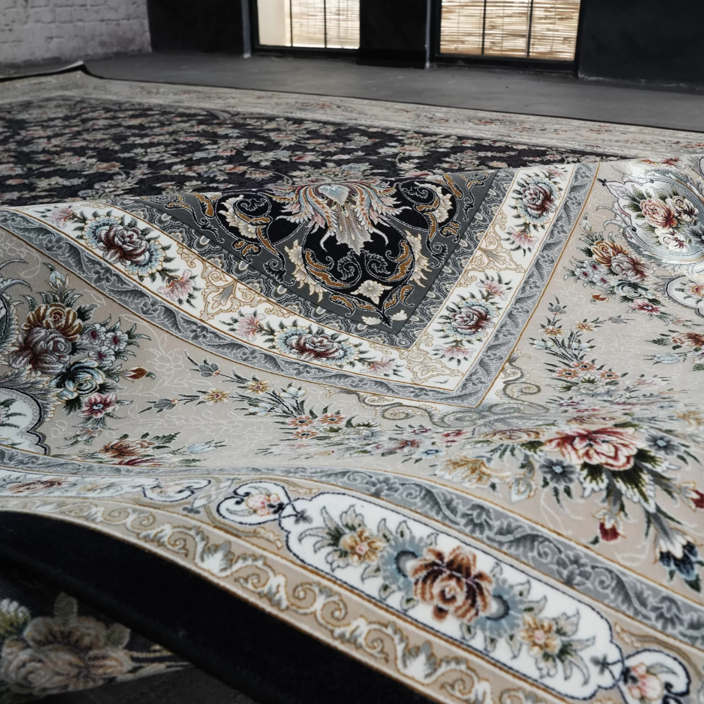 فرش ماشینی 1200 شانه تراکم 3600 گل برجسته طرح فرنوش سرمه ای