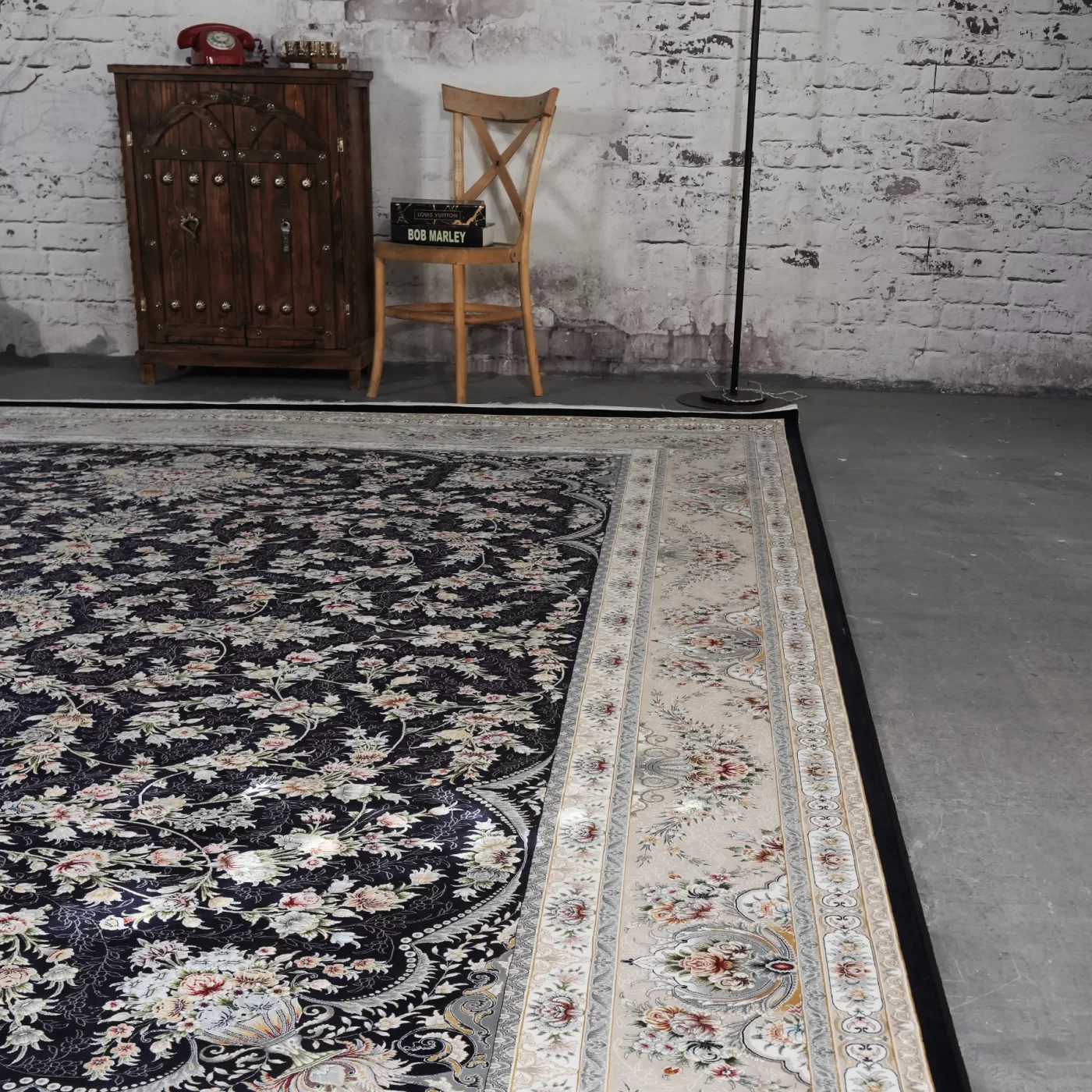 فرش ماشینی 1200 شانه تراکم 3600 گل برجسته طرح فرنوش سرمه ای