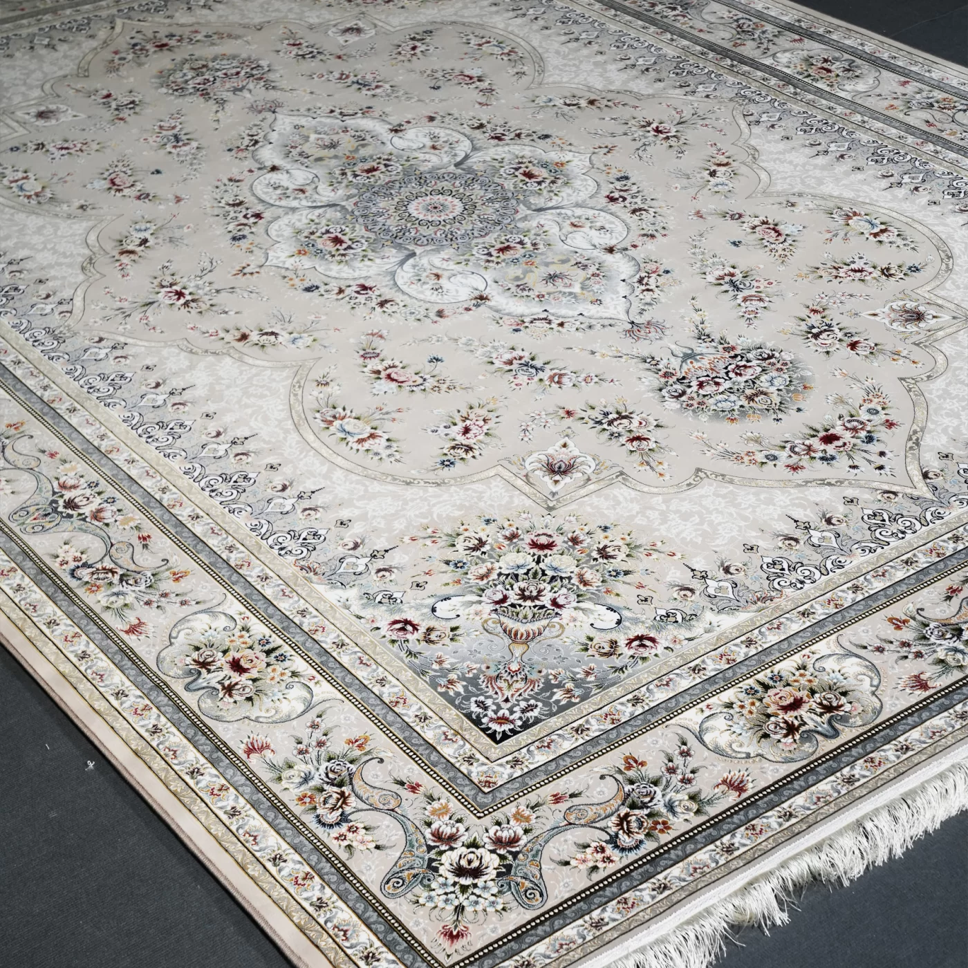 فرش ماشینی 1200 شانه تراکم 3600 گل برجسته طرح هیراد بژ