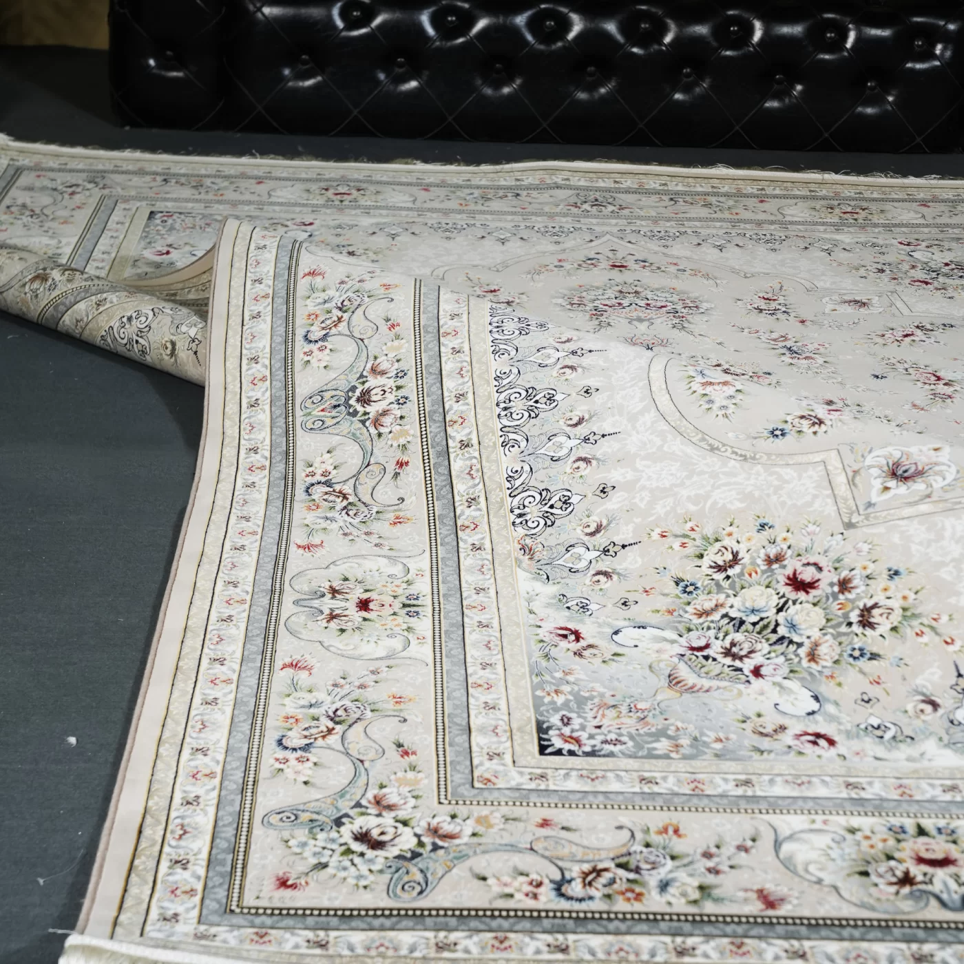 فرش ماشینی 1200 شانه تراکم 3600 گل برجسته طرح هیراد بژ