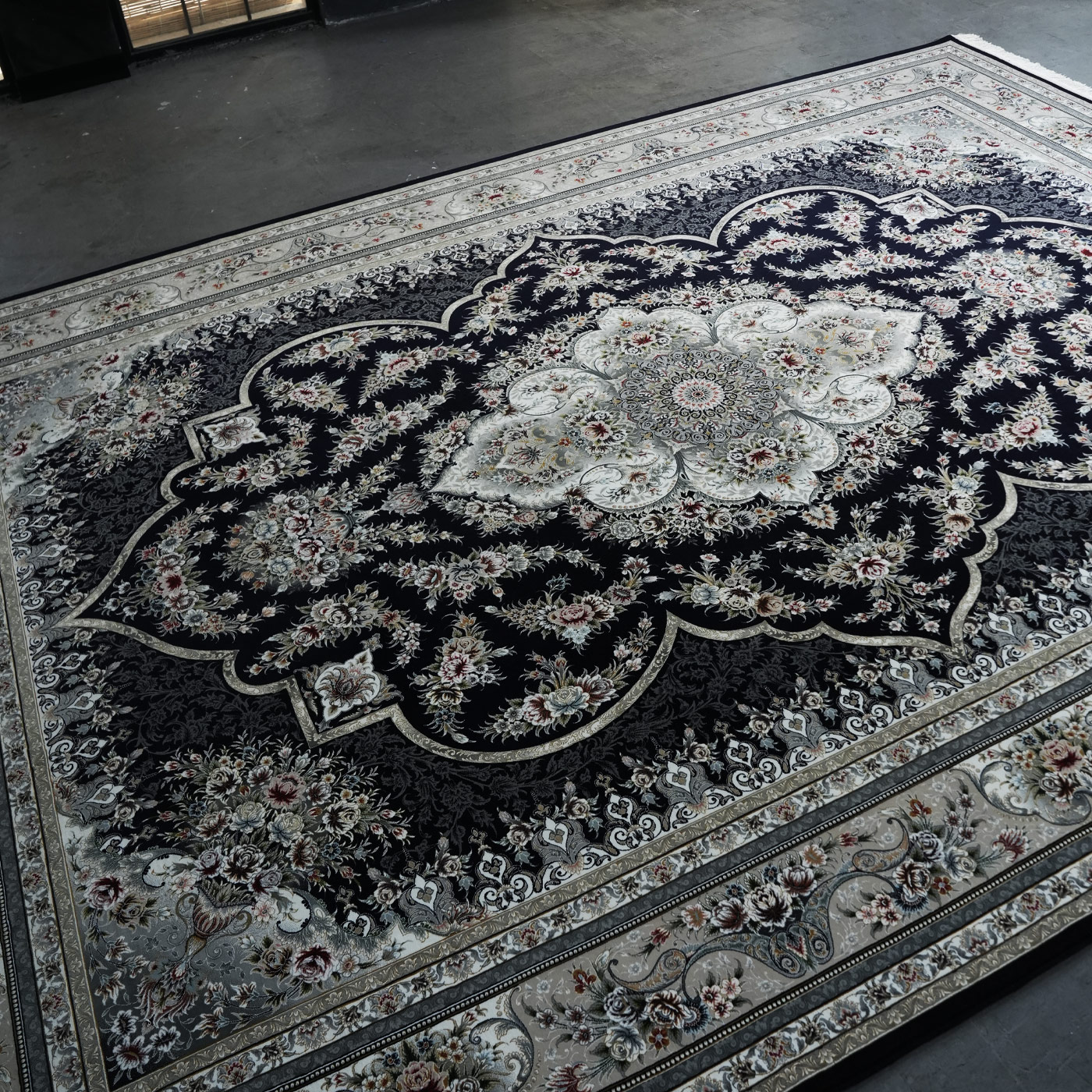 فرش ماشینی 1200 شانه تراکم 3600 گل برجسته طرح هیراد سرمه ای