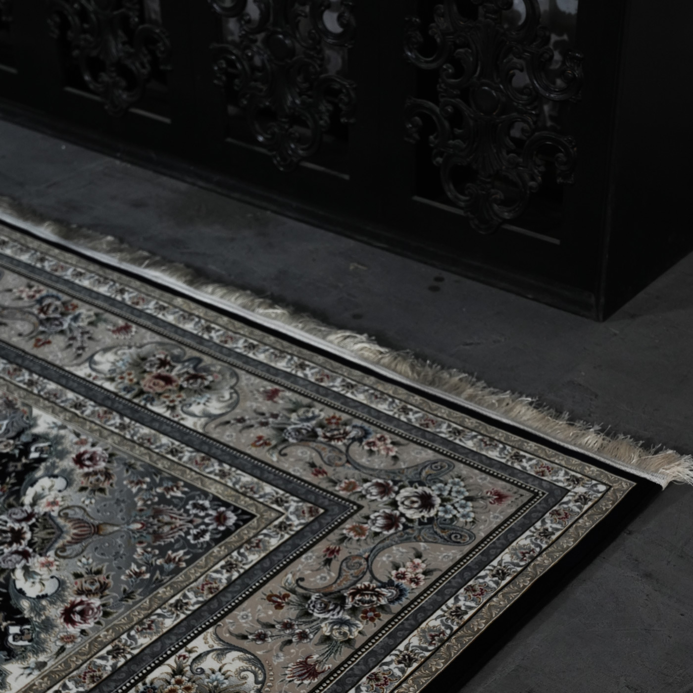 فرش ماشینی 1200 شانه تراکم 3600 گل برجسته طرح هیراد سرمه ای