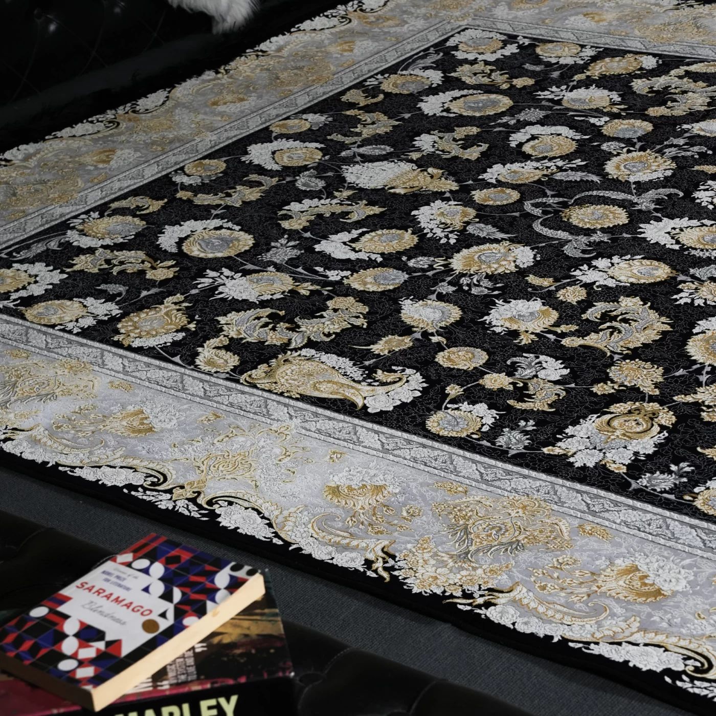 فرش ماشینی 1200 شانه تراکم 3600 گل برجسته طرح همایون سرمه ای