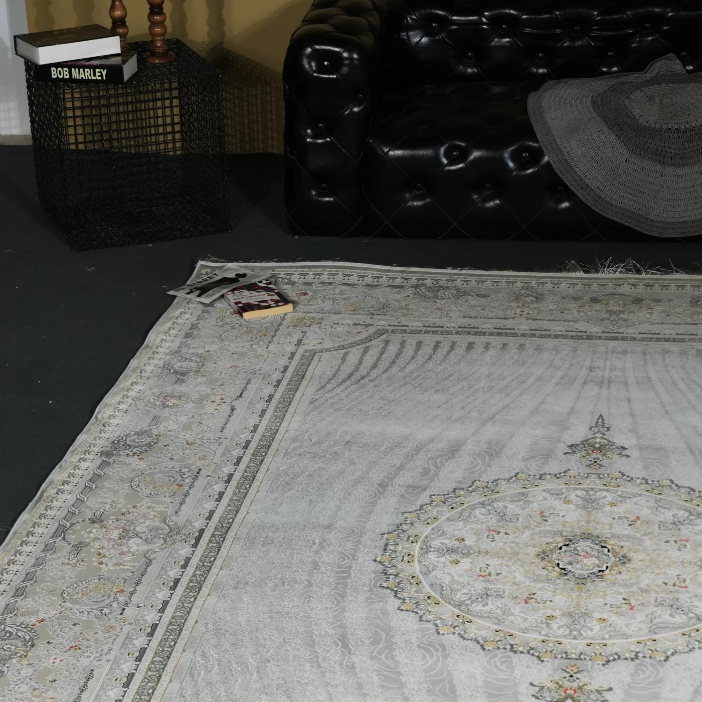 فرش ماشینی 1200 شانه تراکم 3600 گل برجسته طرح خلیفه نقره ای