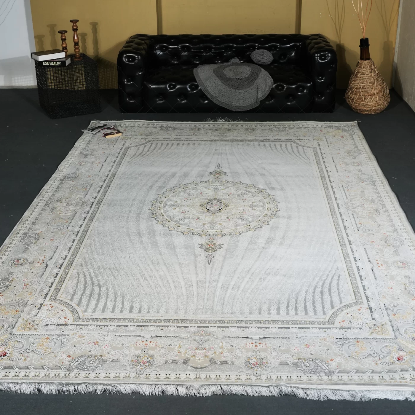 فرش ماشینی 1200 شانه تراکم 3600 گل برجسته طرح خلیفه نقره ای