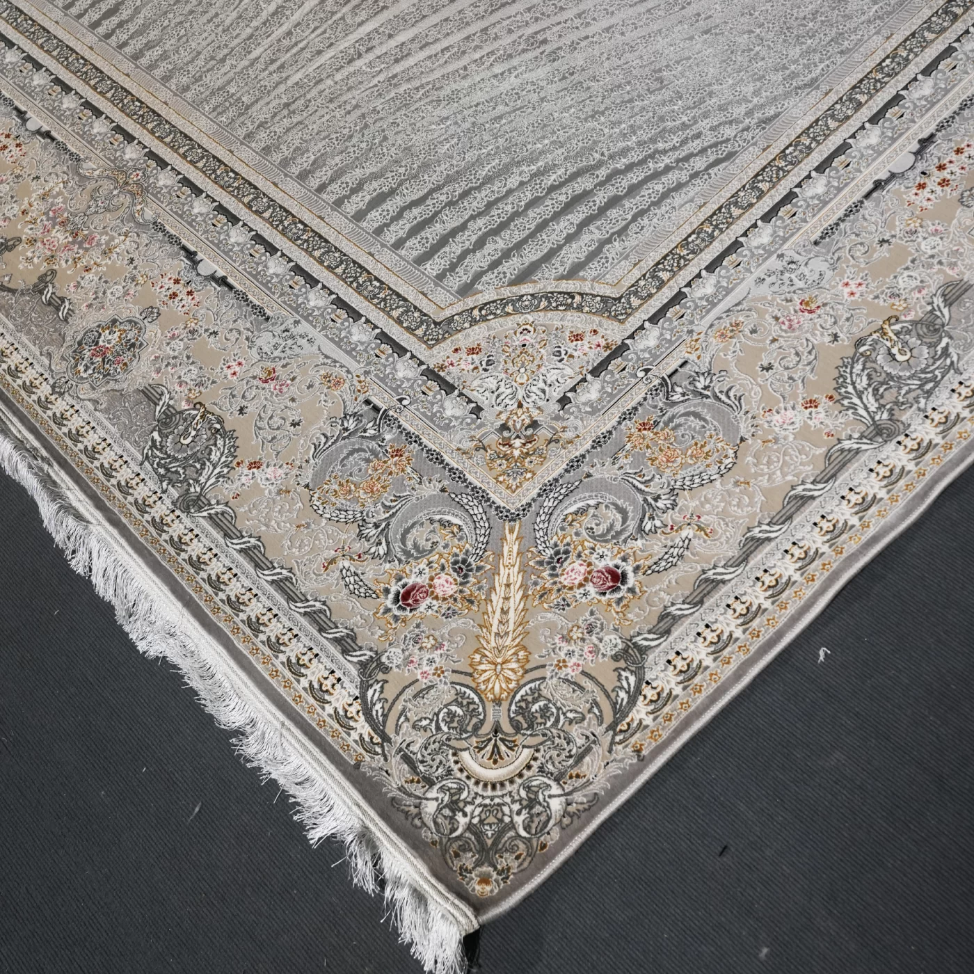 فرش ماشینی 1200 شانه تراکم 3600 گل برجسته طرح خلیفه نقره ای