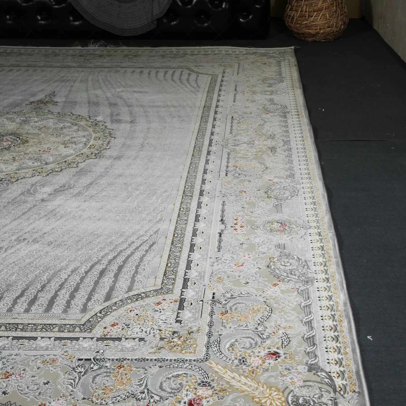 فرش ماشینی 1200 شانه تراکم 3600 گل برجسته طرح خلیفه نقره ای