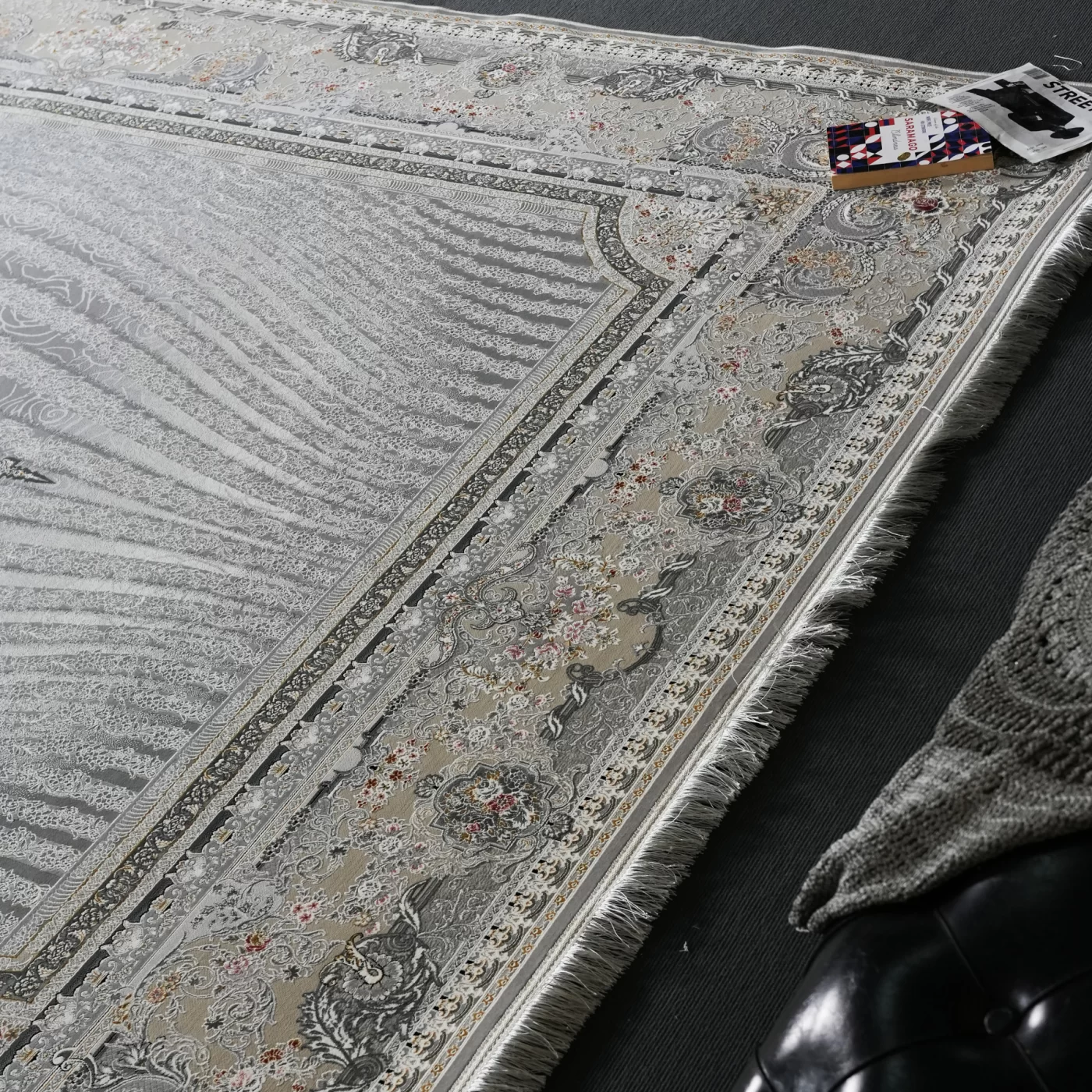 فرش ماشینی 1200 شانه تراکم 3600 گل برجسته طرح خلیفه نقره ای