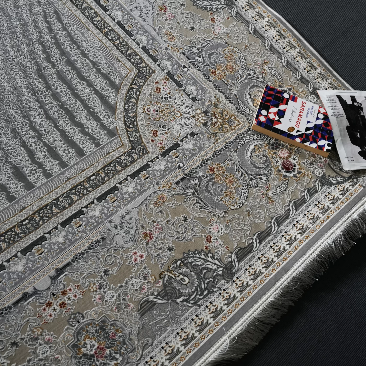 فرش ماشینی 1200 شانه تراکم 3600 گل برجسته طرح خلیفه نقره ای