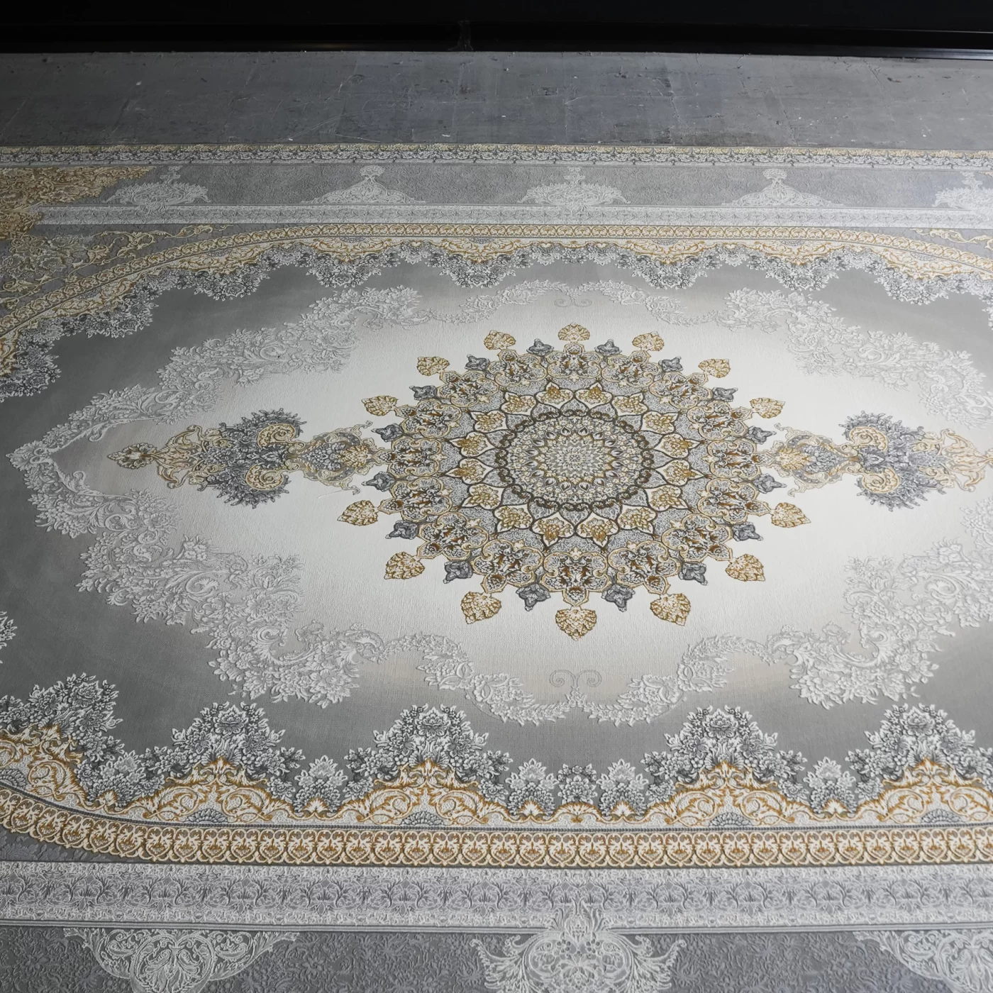 فرش ماشینی 1200 شانه تراکم 3600 گل برجسته طرح کارن نقره ای