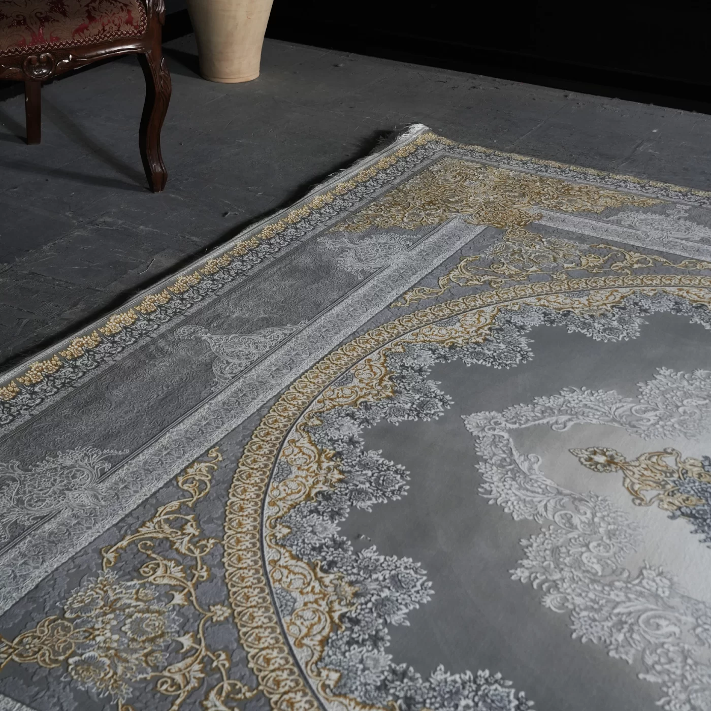 فرش ماشینی 1200 شانه تراکم 3600 گل برجسته طرح کارن نقره ای