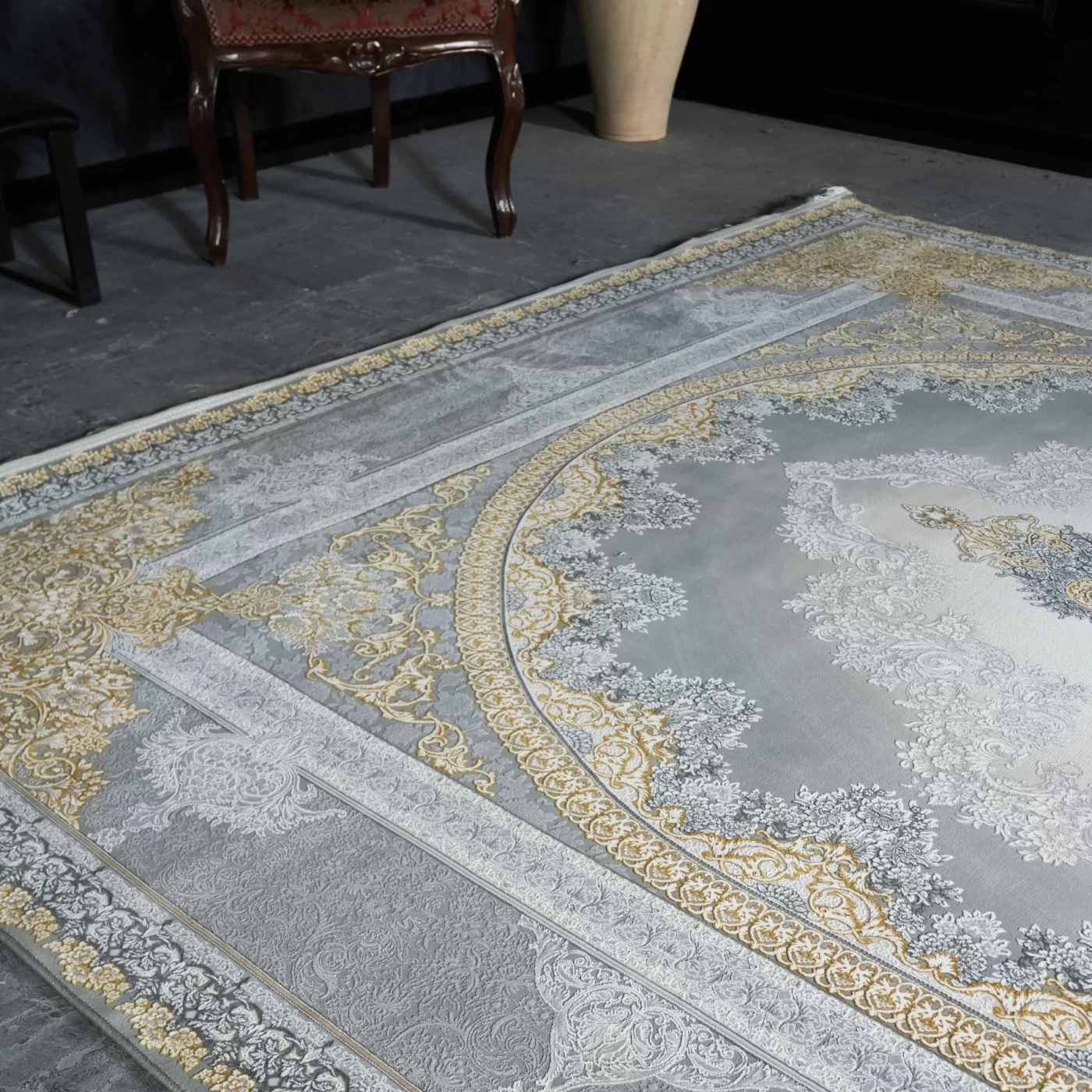 فرش ماشینی 1200 شانه تراکم 3600 گل برجسته طرح کارن نقره ای