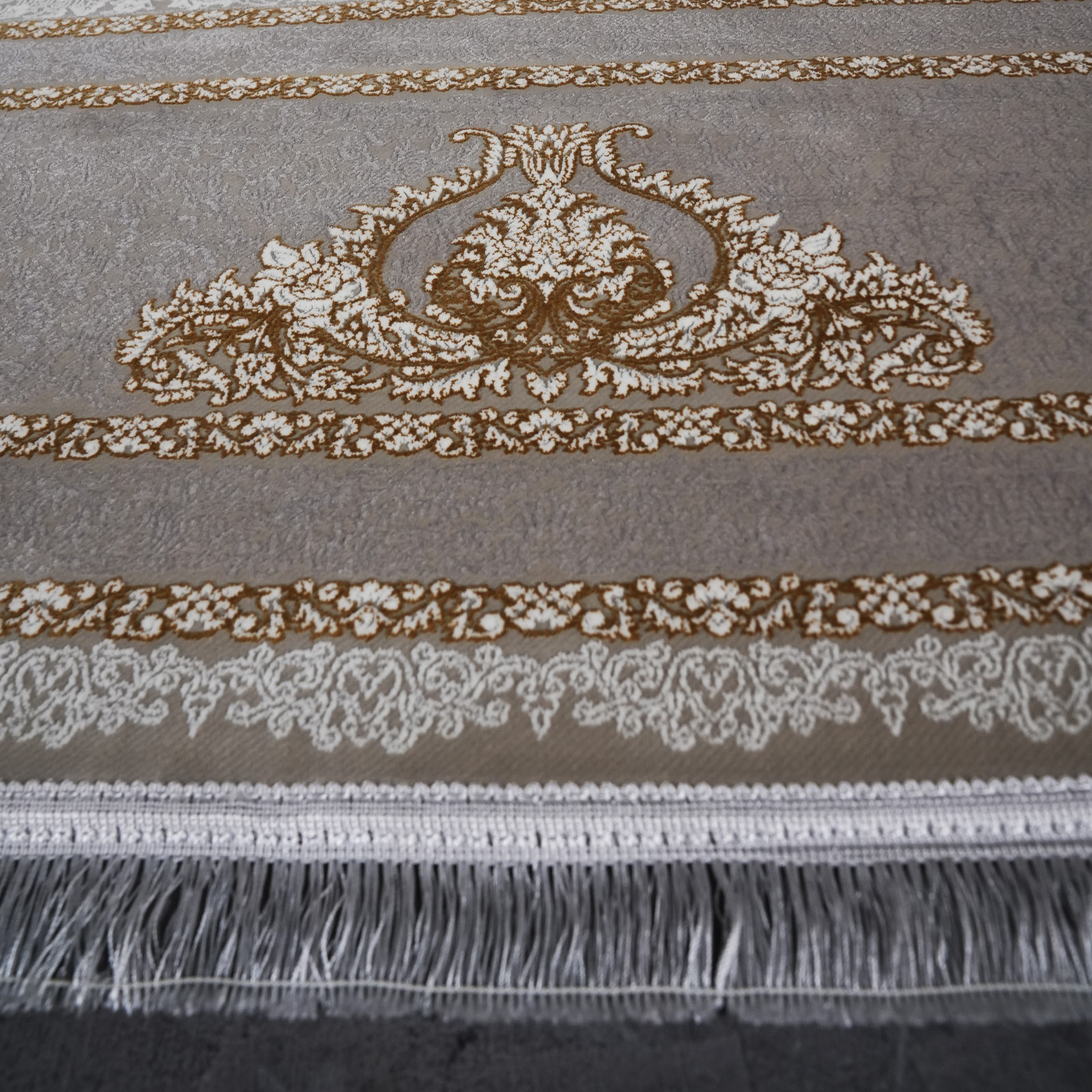 فرش ماشینی 1200 شانه تراکم 3600 گل برجسته طرح خاتون بژ