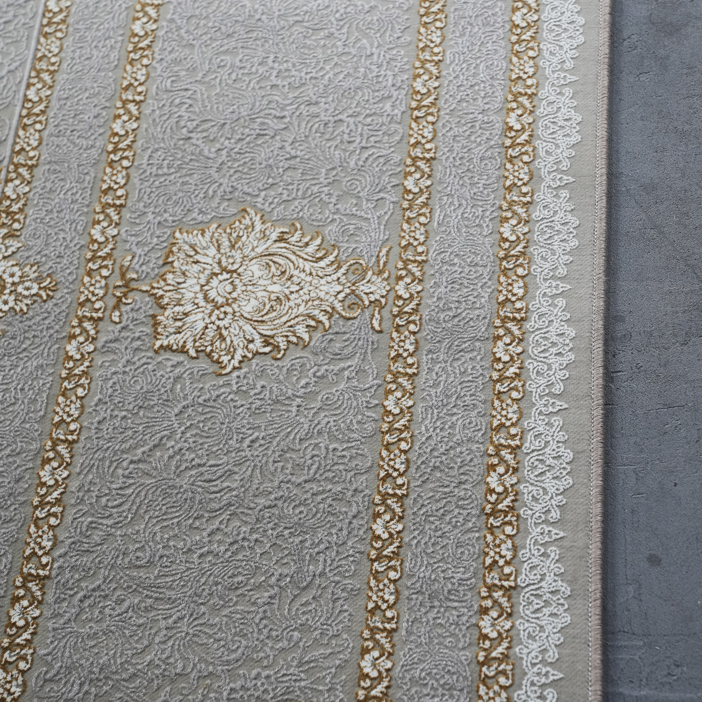 فرش ماشینی 1200 شانه تراکم 3600 گل برجسته طرح خاتون بژ