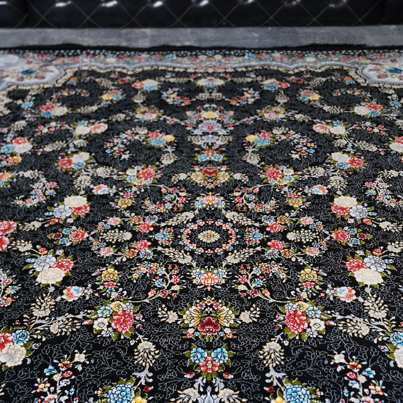 فرش ماشینی 700 شانه تراکم 2550 طرح لاویا سرمه ای