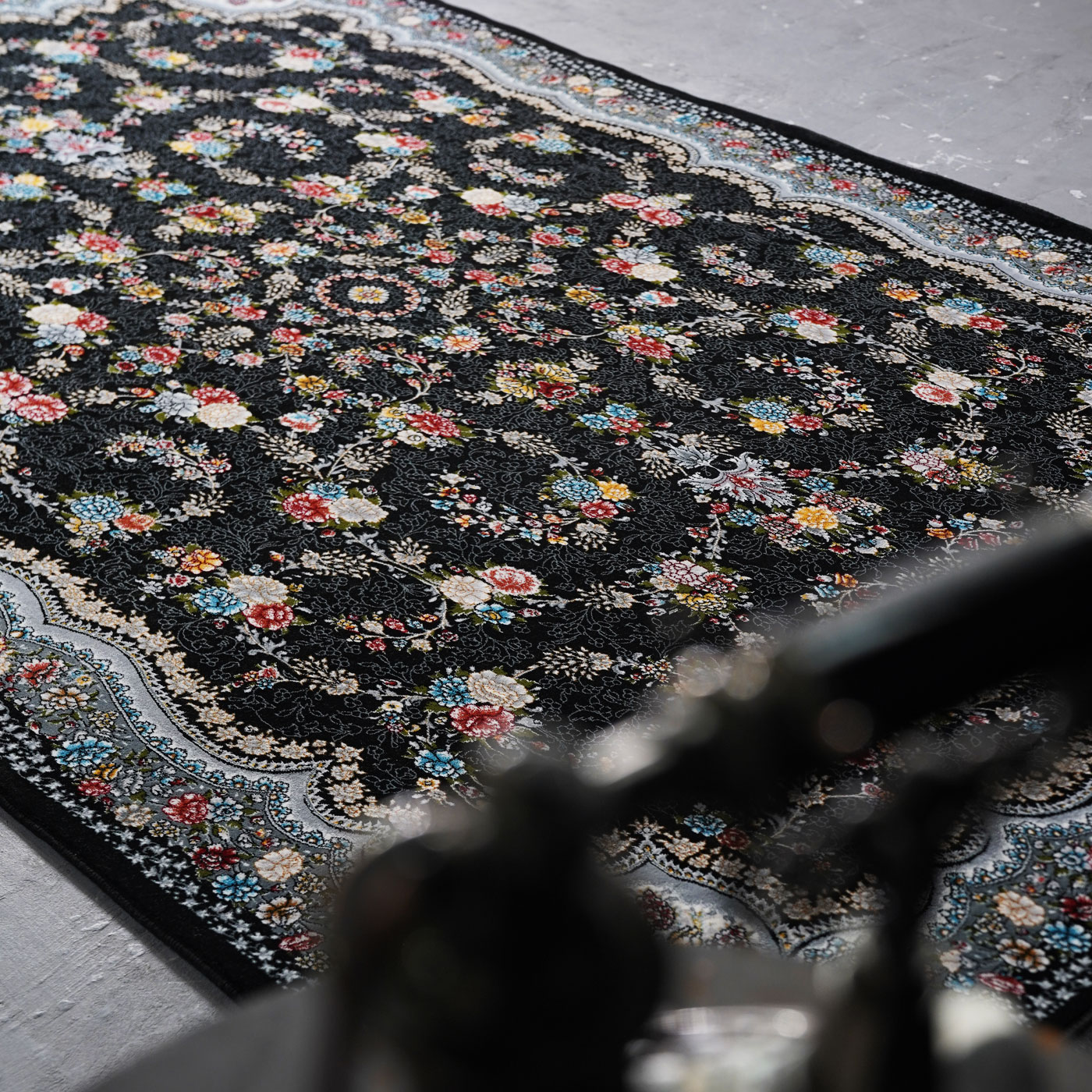 فرش ماشینی 700 شانه تراکم 2550 طرح لاویا سرمه ای