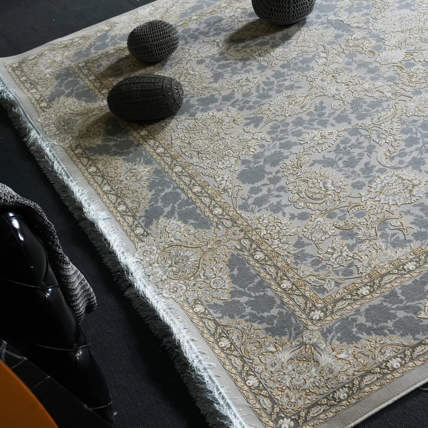 فرش ماشینی 1200 شانه تراکم 3600 گل برجسته طرح ماهگون بژ