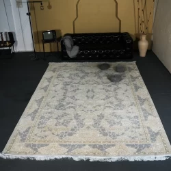 فرش ماشینی 1200 شانه تراکم 3600 گل برجسته طرح ماهگون بژ