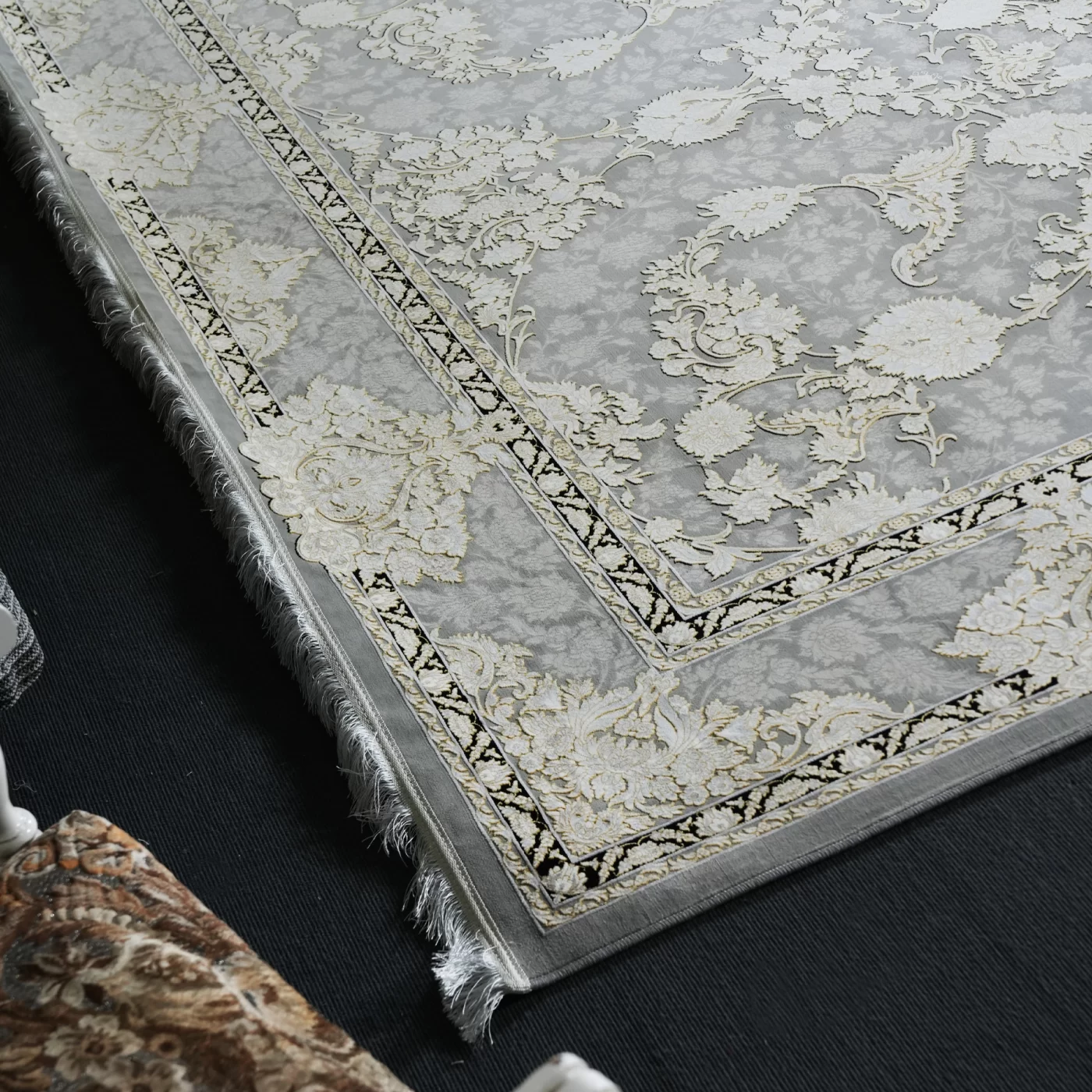 فرش ماشینی 1200 شانه تراکم 3600 گل برجسته طرح ماهگون فیلی