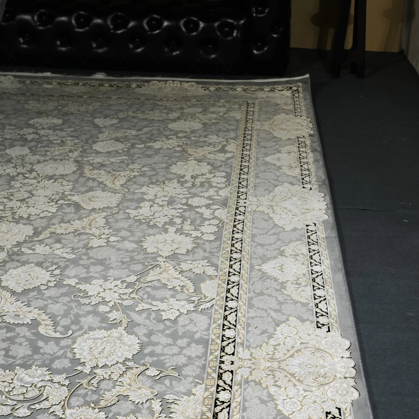 فرش ماشینی 1200 شانه تراکم 3600 گل برجسته طرح ماهگون فیلی