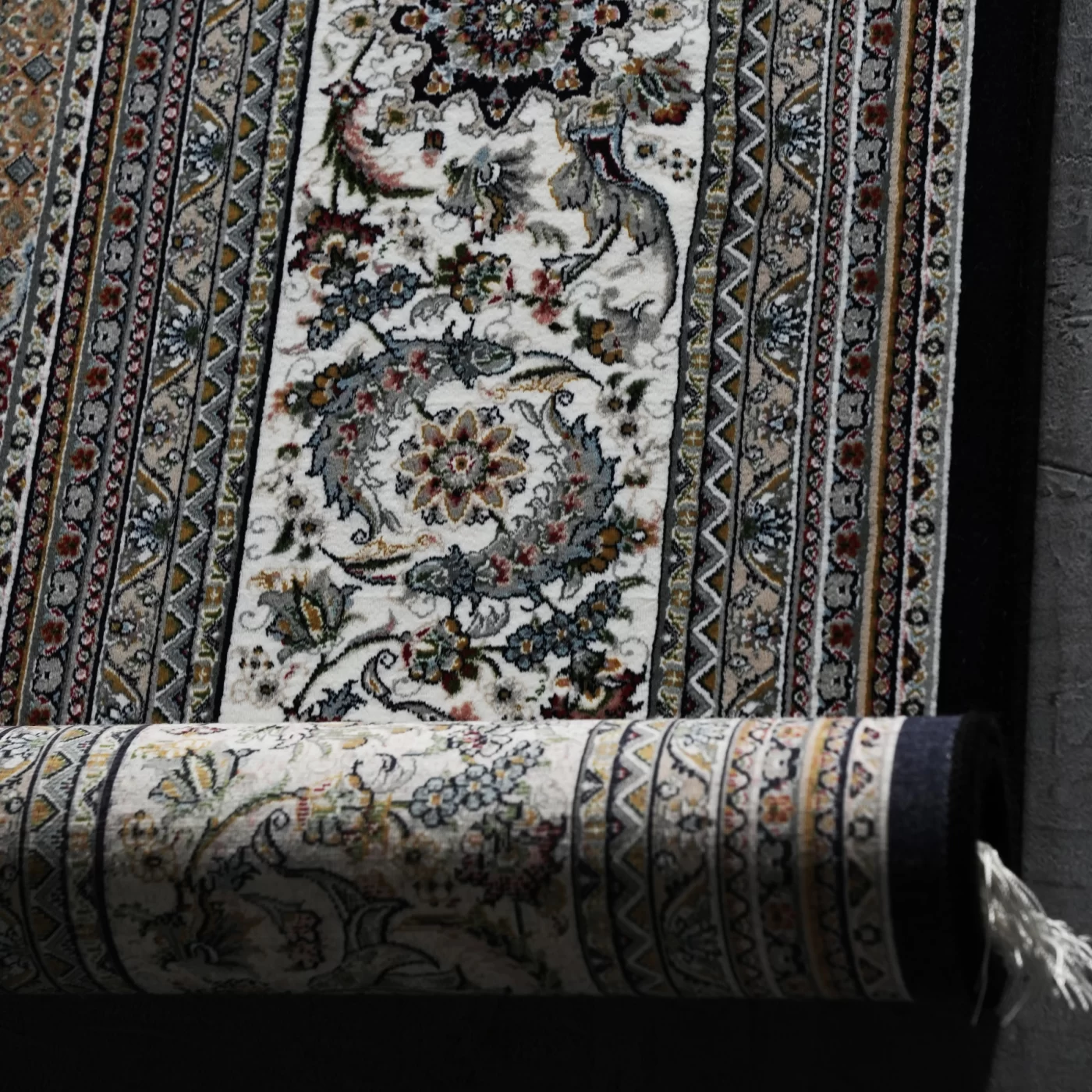 فرش ماشینی 1200 شانه تراکم 3600 گل برجسته طرح ماهی صدف سرمه ای