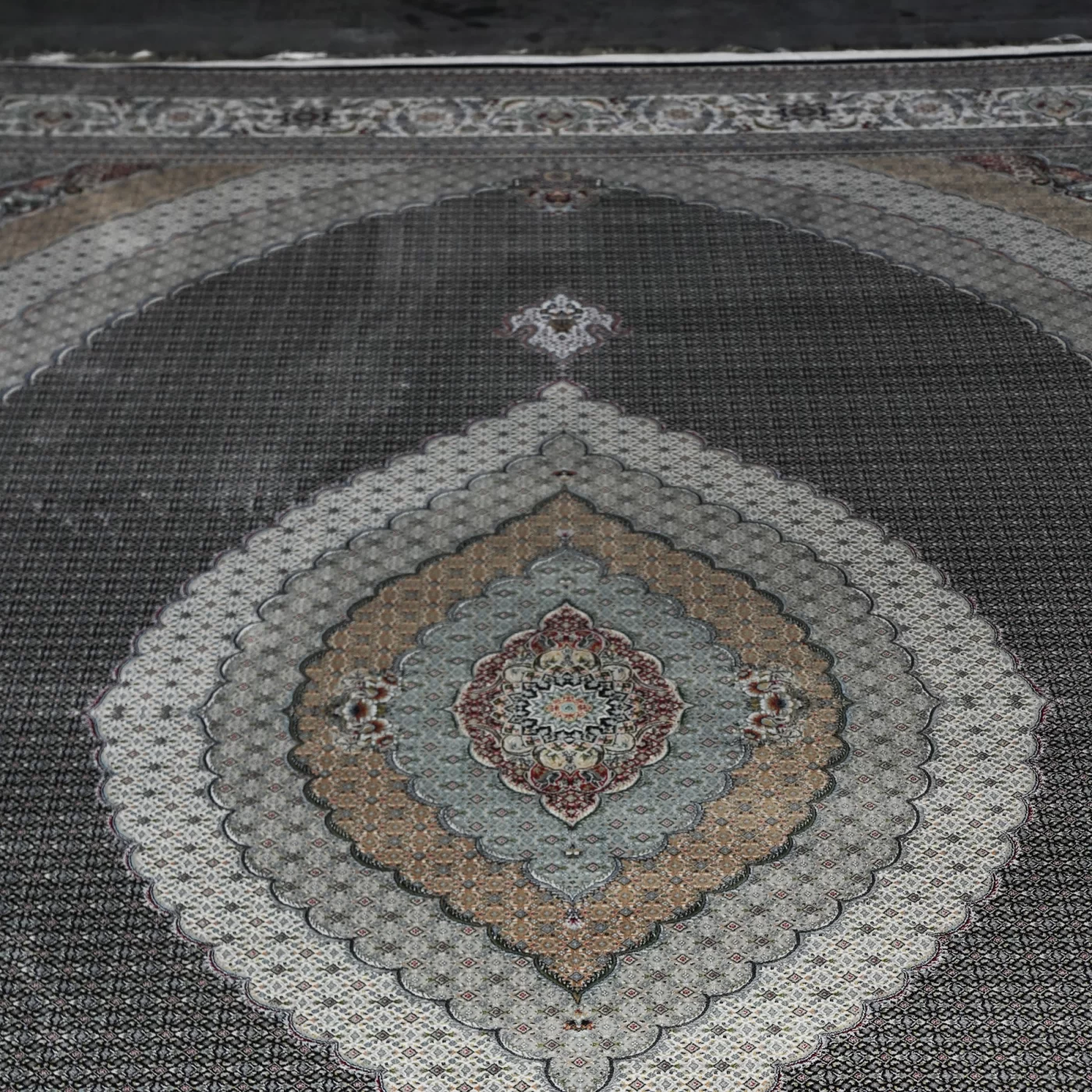 فرش ماشینی 1200 شانه تراکم 3600 گل برجسته طرح ماهی صدف سرمه ای