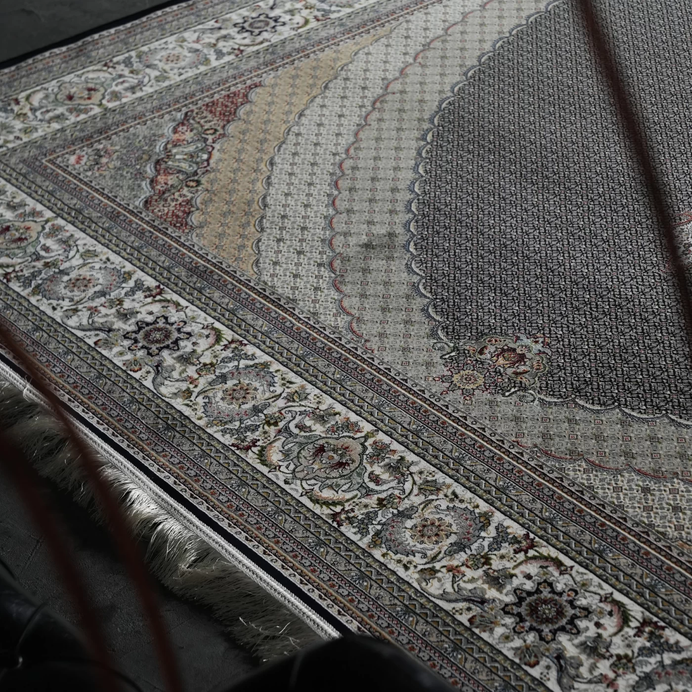 فرش ماشینی 1200 شانه تراکم 3600 گل برجسته طرح ماهی صدف سرمه ای