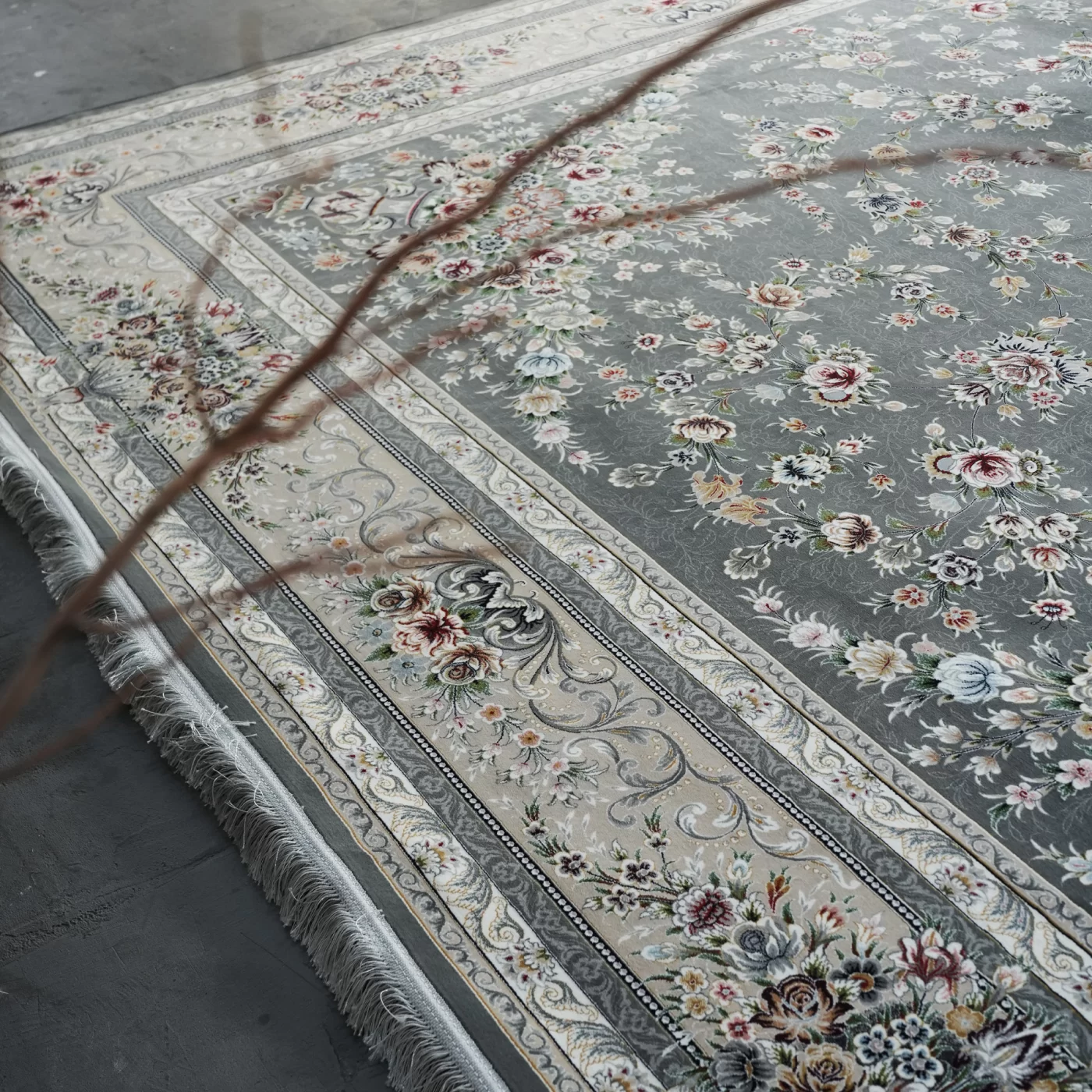 فرش ماشینی 1200 شانه تراکم 3600 گل برجسته طرح ملیکا دلفینی