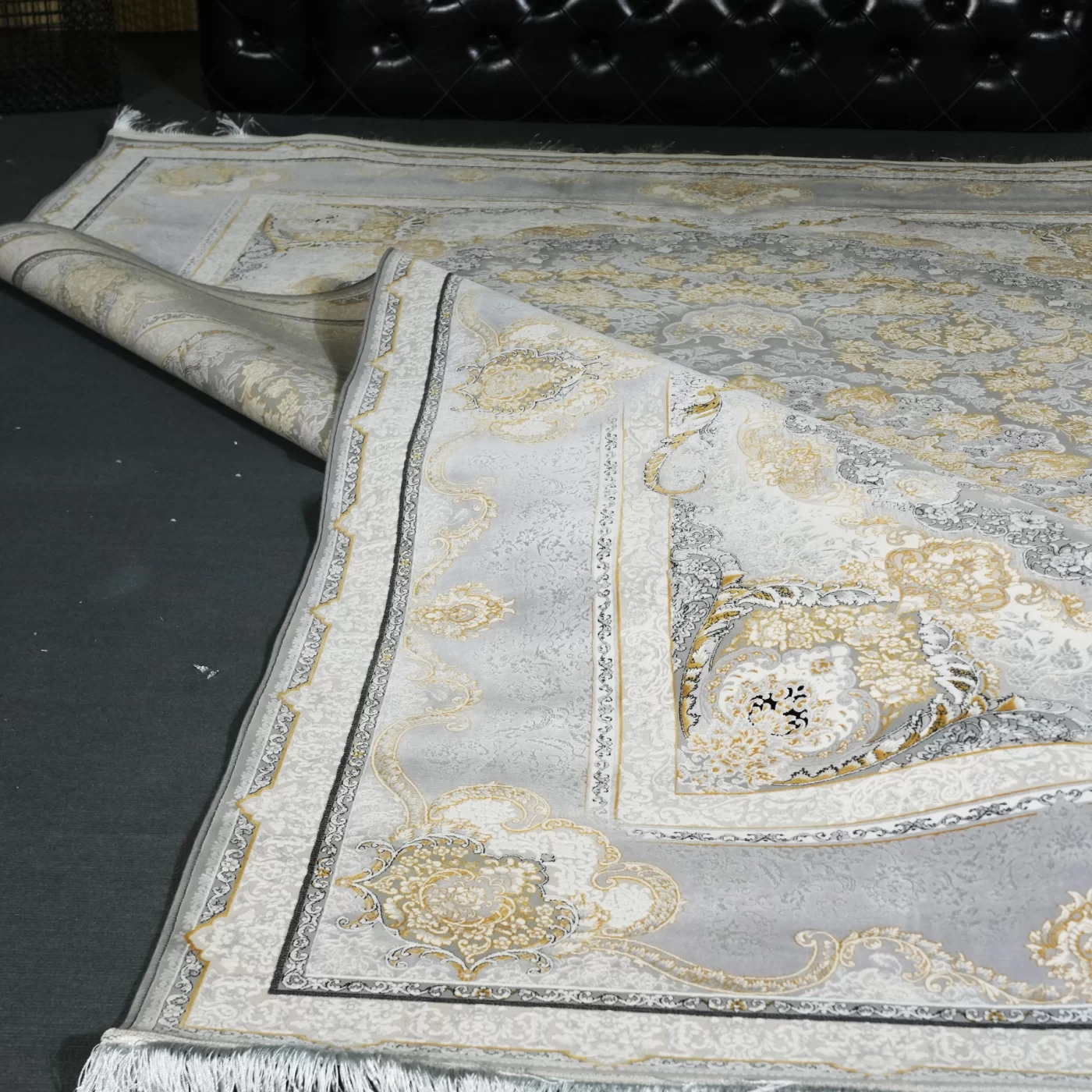 فرش ماشینی 1200 شانه تراکم 3600 گل برجسته طرح معراج نقره ای