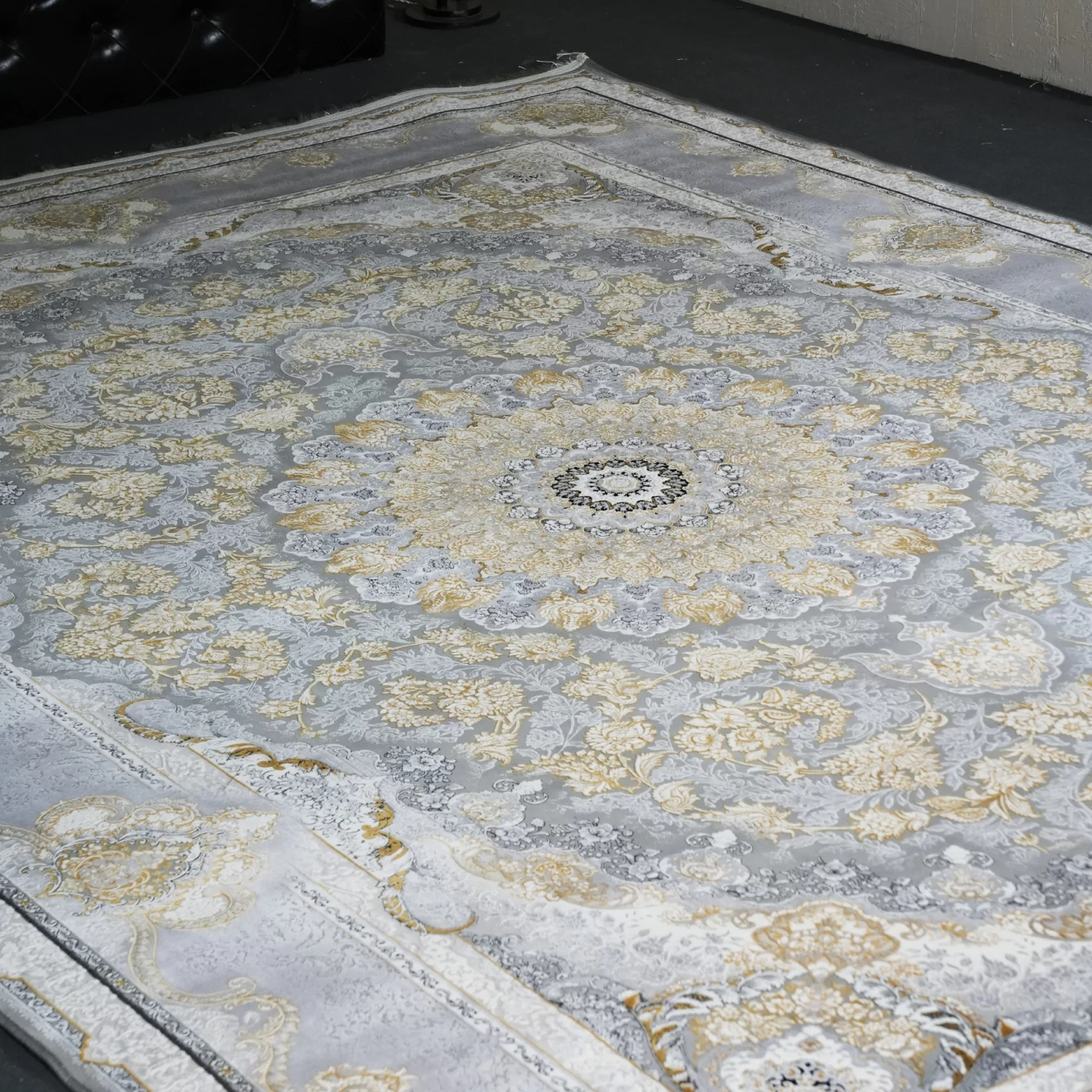 فرش ماشینی 1200 شانه تراکم 3600 گل برجسته طرح معراج نقره ای