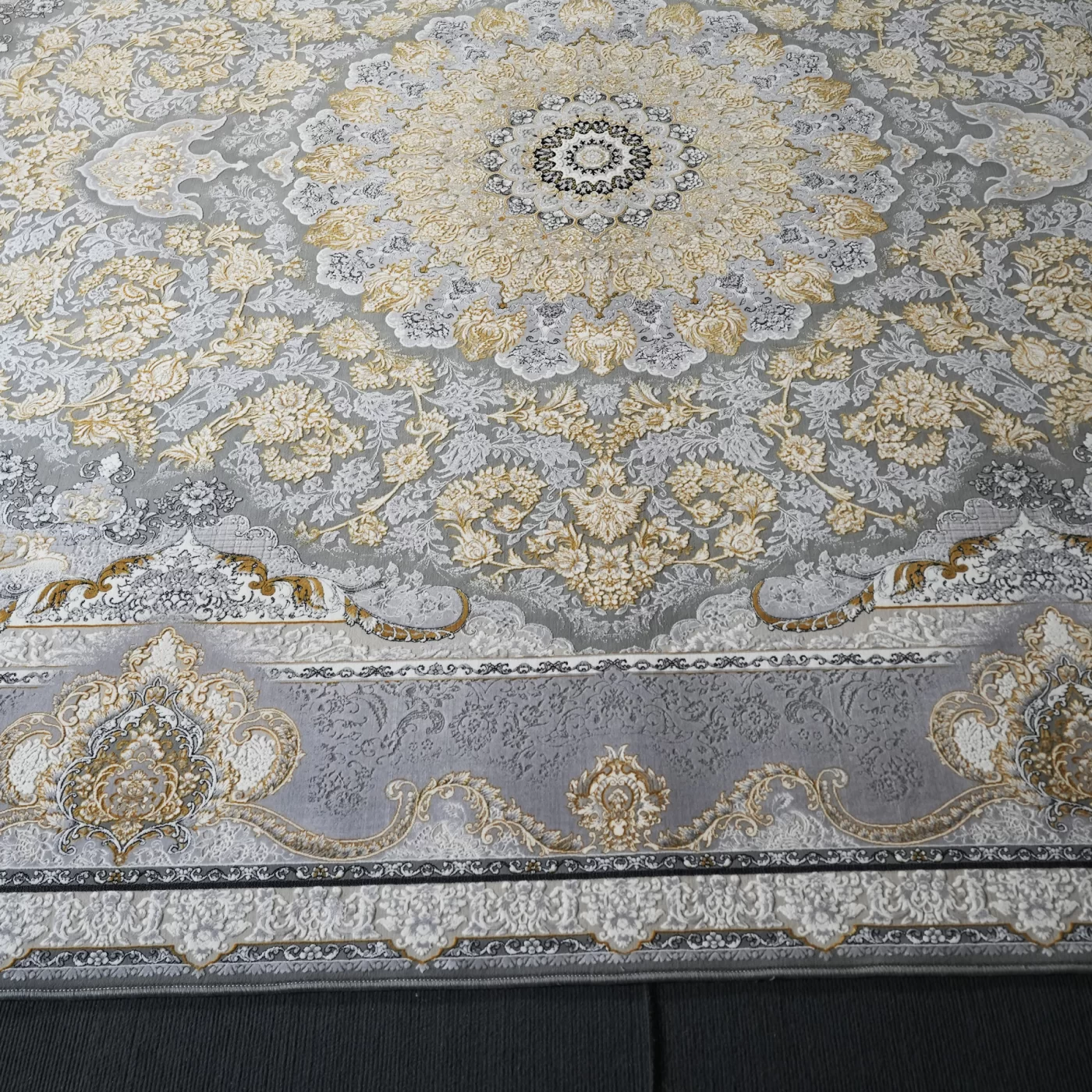 فرش ماشینی 1200 شانه تراکم 3600 گل برجسته طرح معراج نقره ای